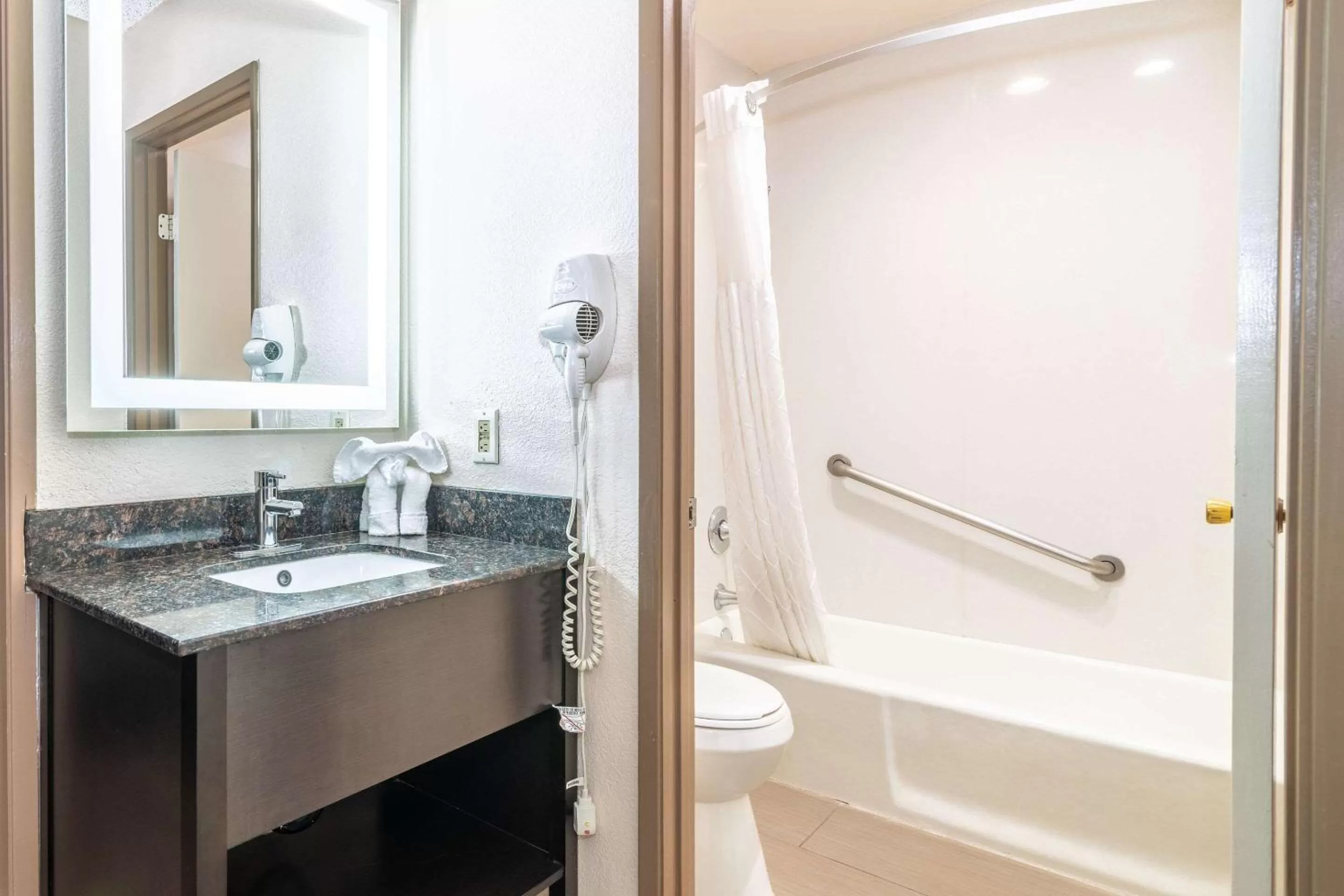 Bedroom in Rodeway Inn On Historic Route 66