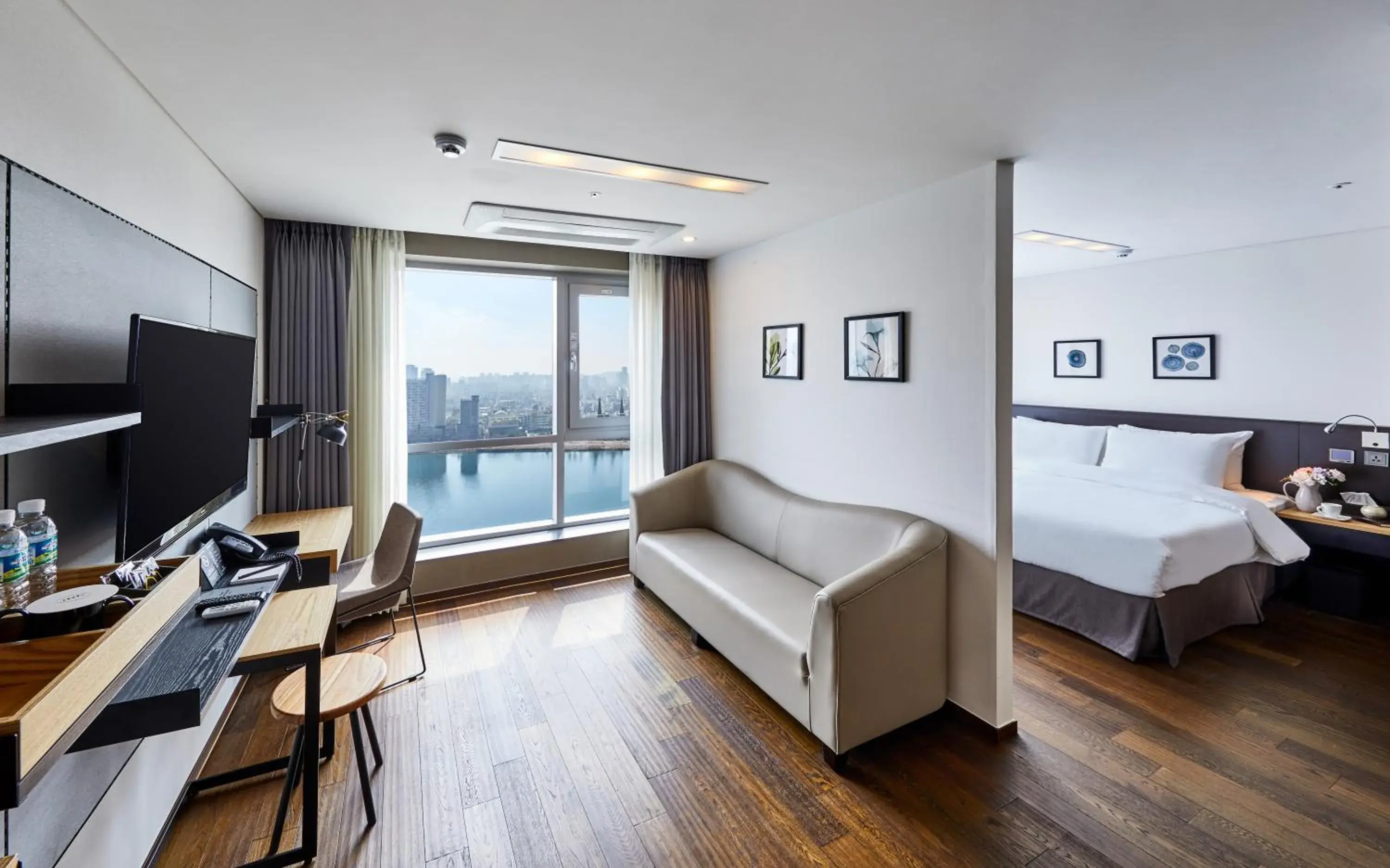 Living room, Bed in Hotel Riverside Ulsan Living room, Bed in Hotel Riverside Ulsan