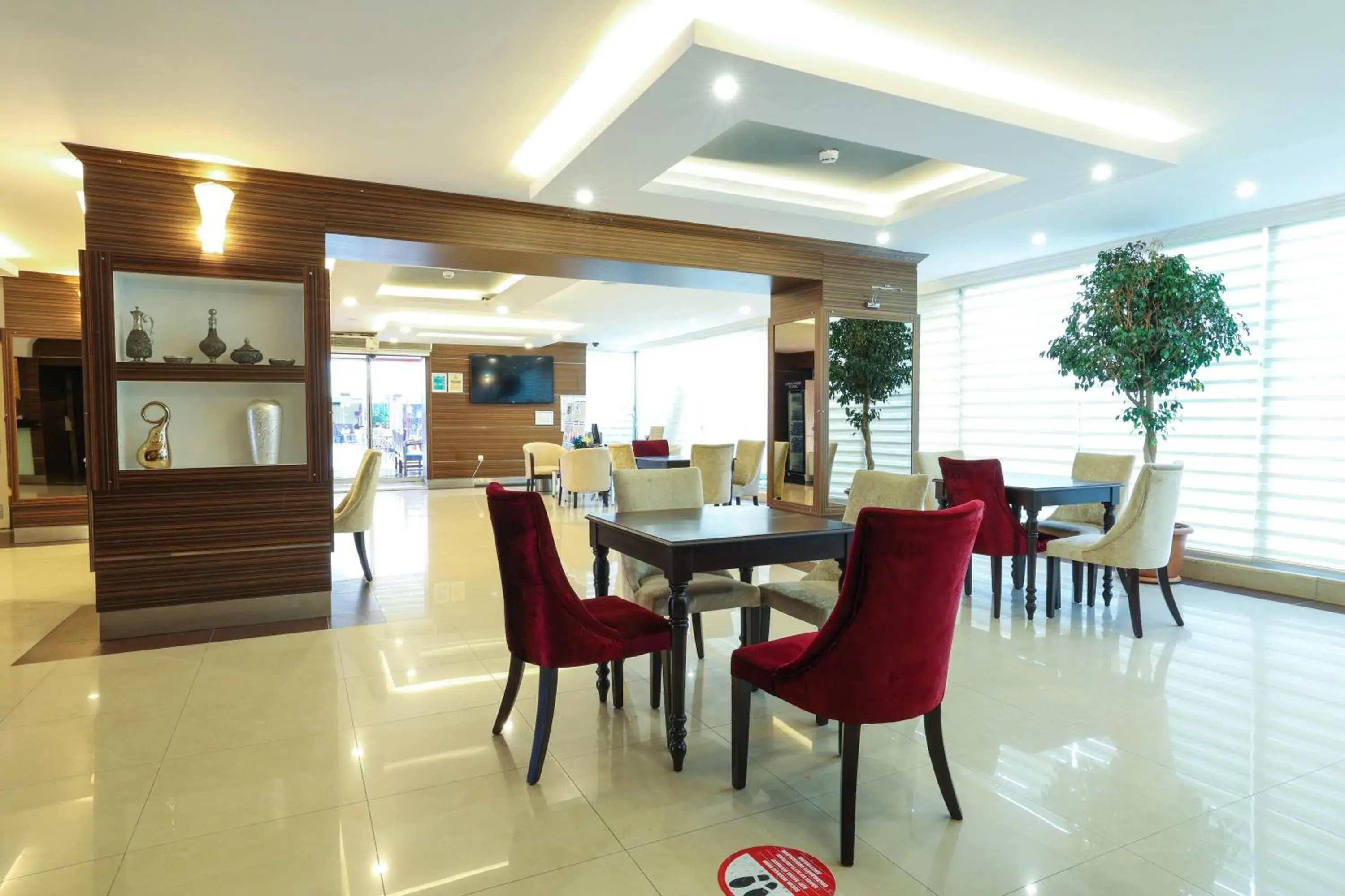 Lounge or bar, Restaurant/Places to Eat in Crystal Aura Beach Resort & Spa