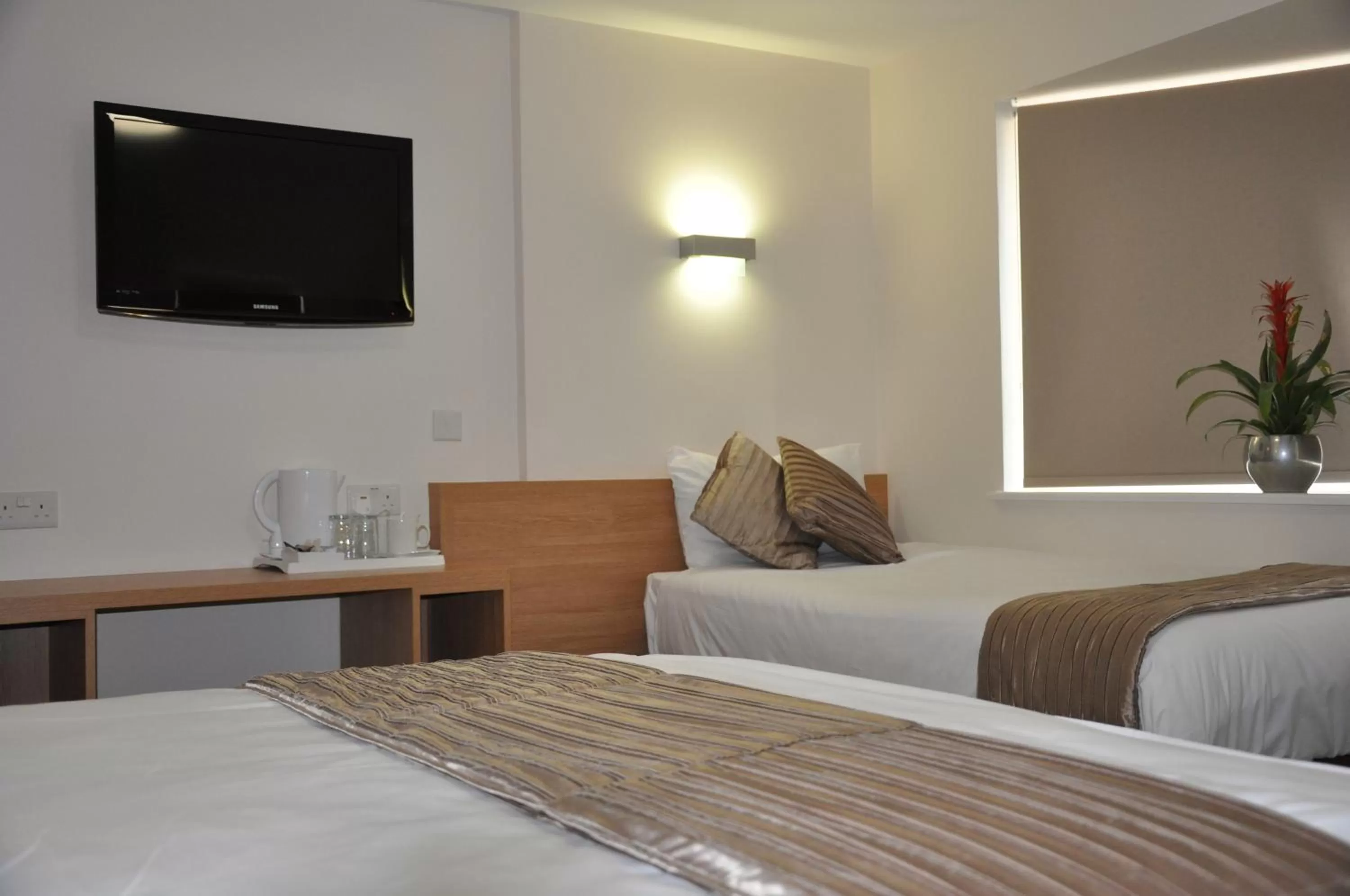 Photo of the whole room, Bed in Queens Hotel