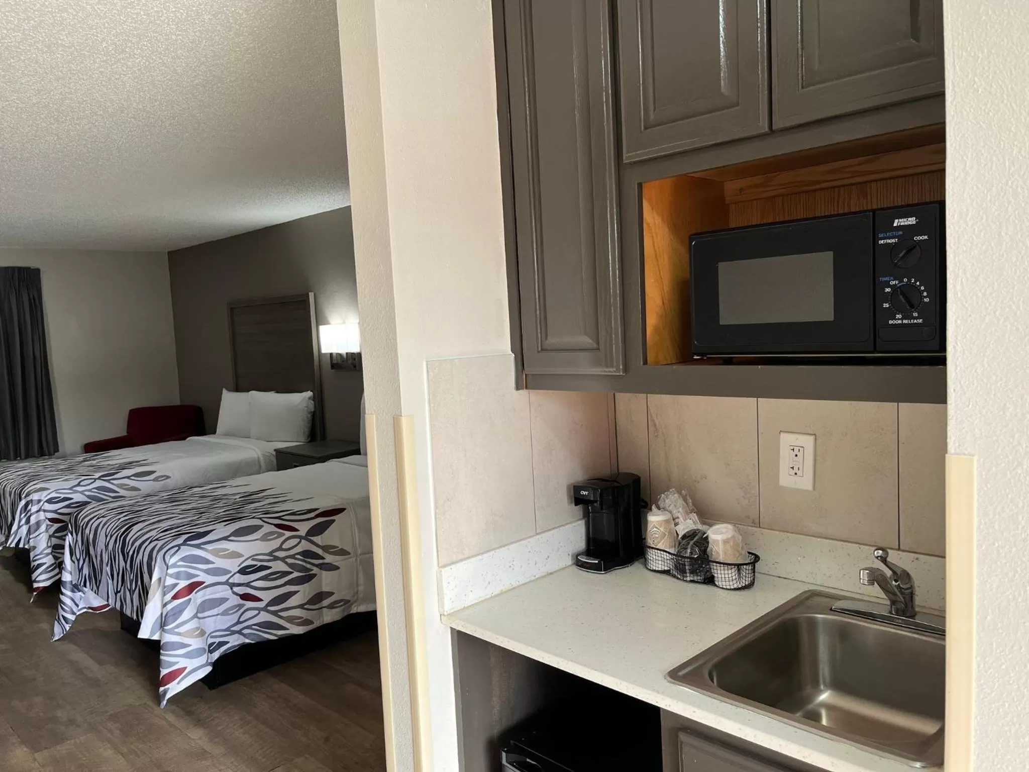 Photo of the whole room, Kitchen/Kitchenette in Mulberry Inn and Plaza