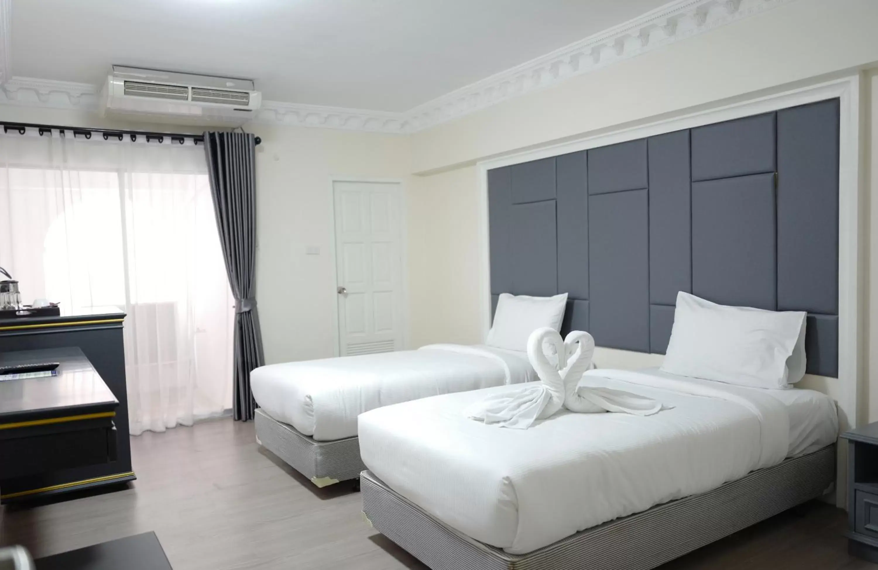 Photo of the whole room, Bed in Romance Hotel Sukhumvit 97