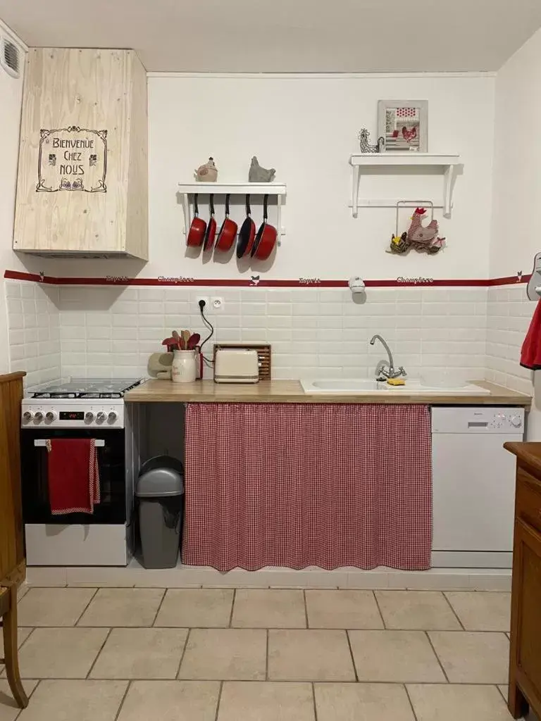 Communal kitchen, Kitchen/Kitchenette in Le Manoir du Gouverneur