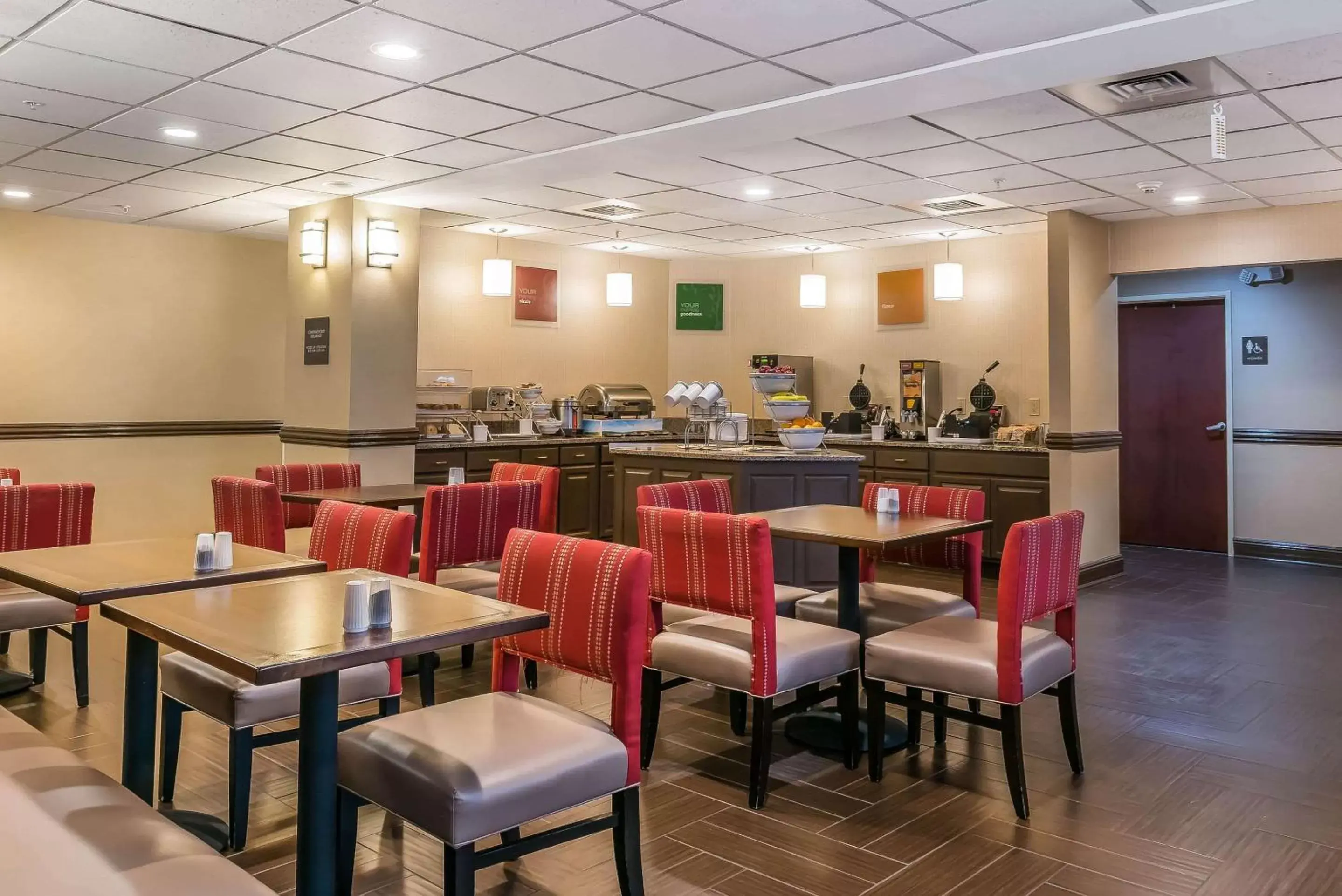 Restaurant/Places to Eat in Comfort Suites Springfield