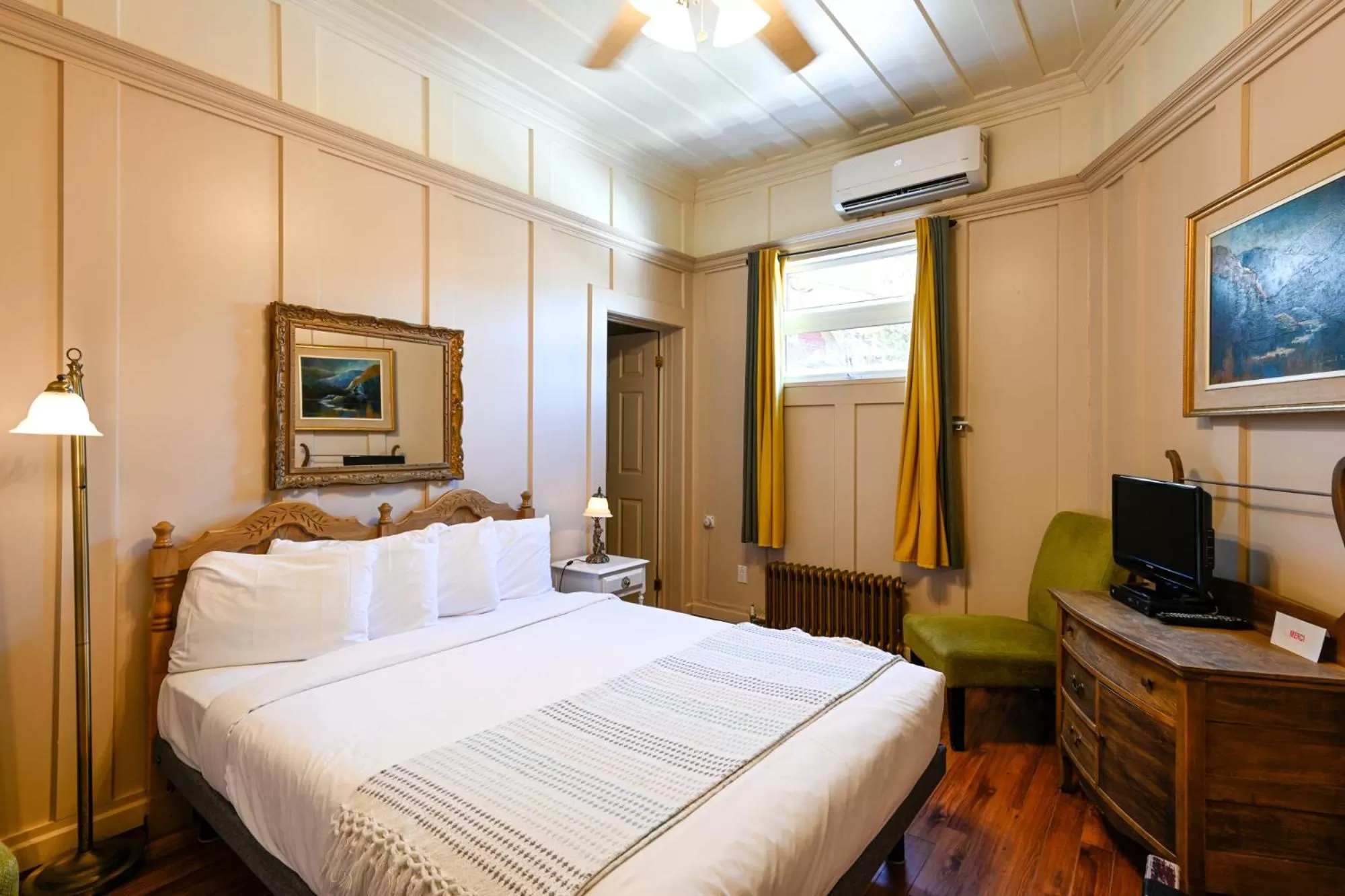 Bed in Hôtel-La Grande Maison et Spa