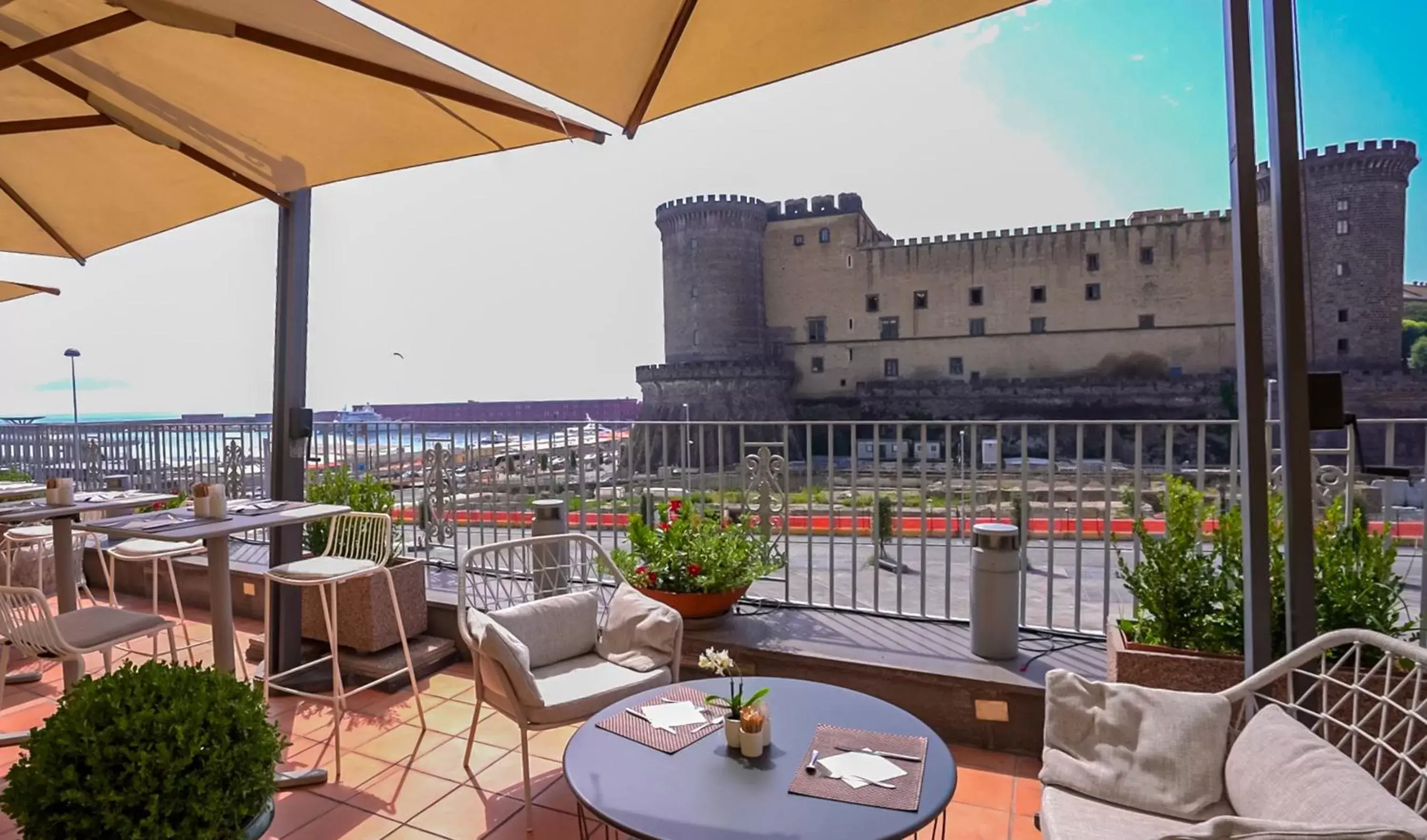 Restaurant/places to eat, Balcony/Terrace in Mercure Napoli Centro Angioino