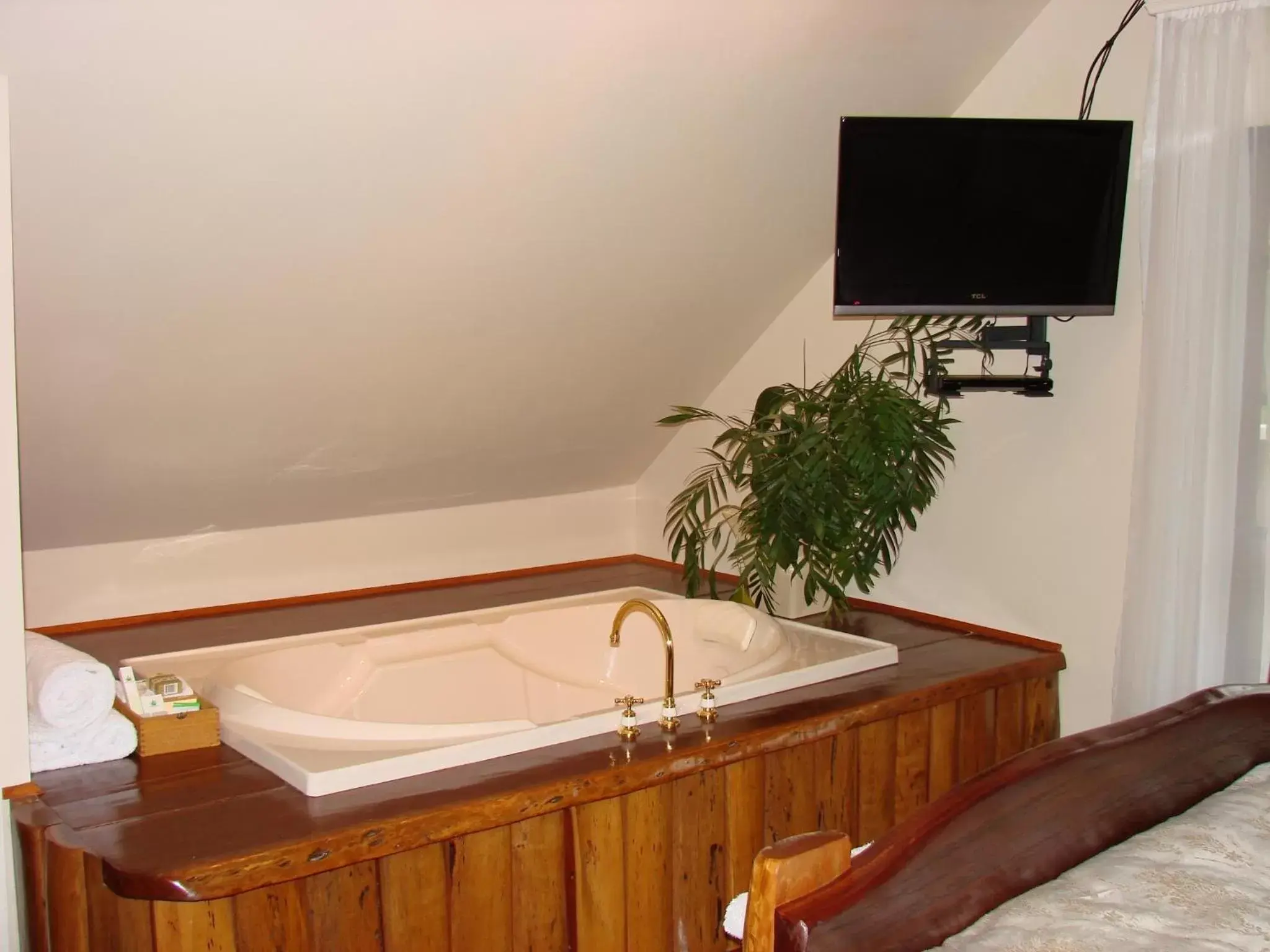 Bathroom, TV/Entertainment Center in Clarence River Bed & Breakfast