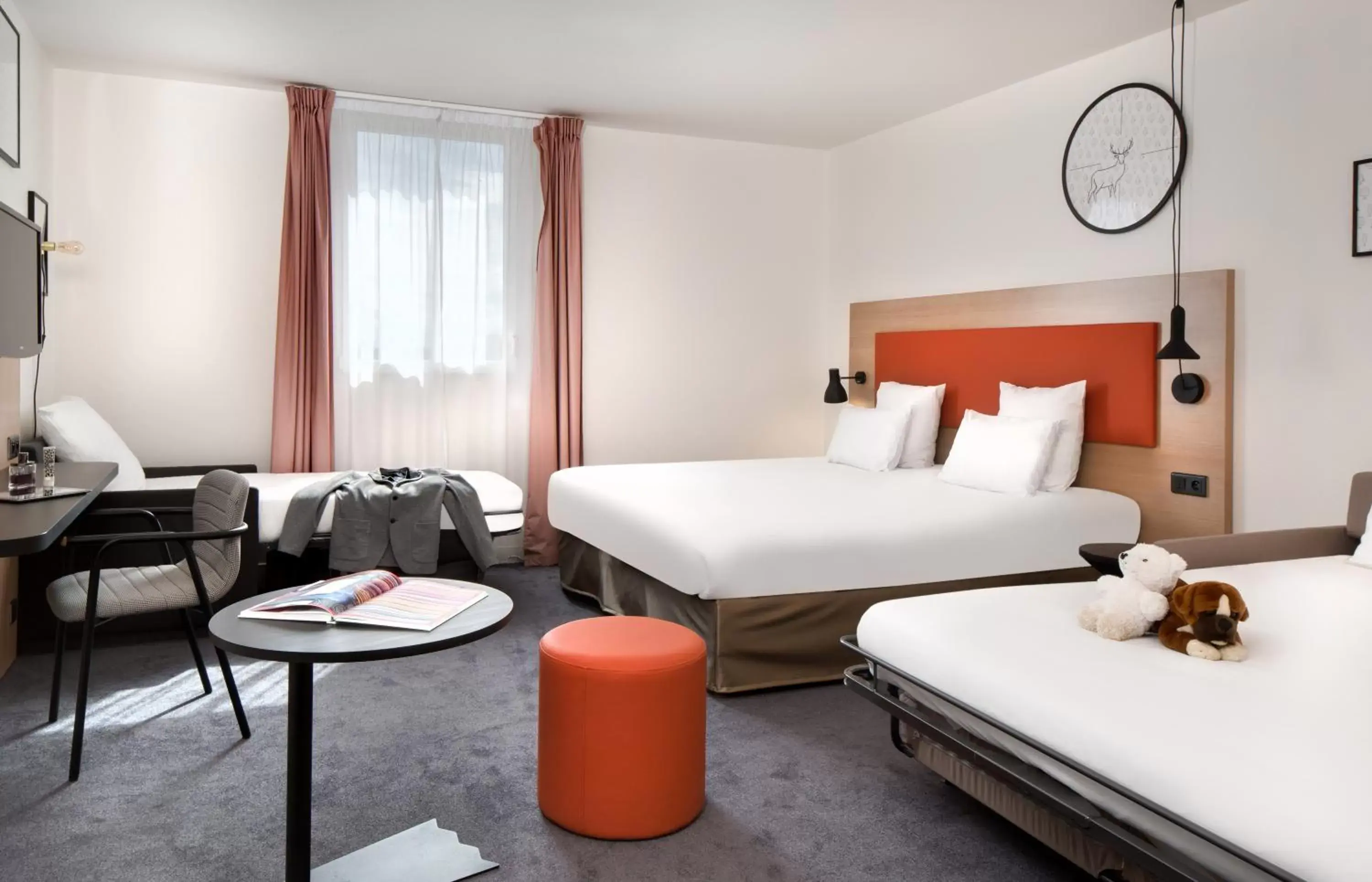 Staff, Bed in Hôtel ibis Styles Montargis Arboria