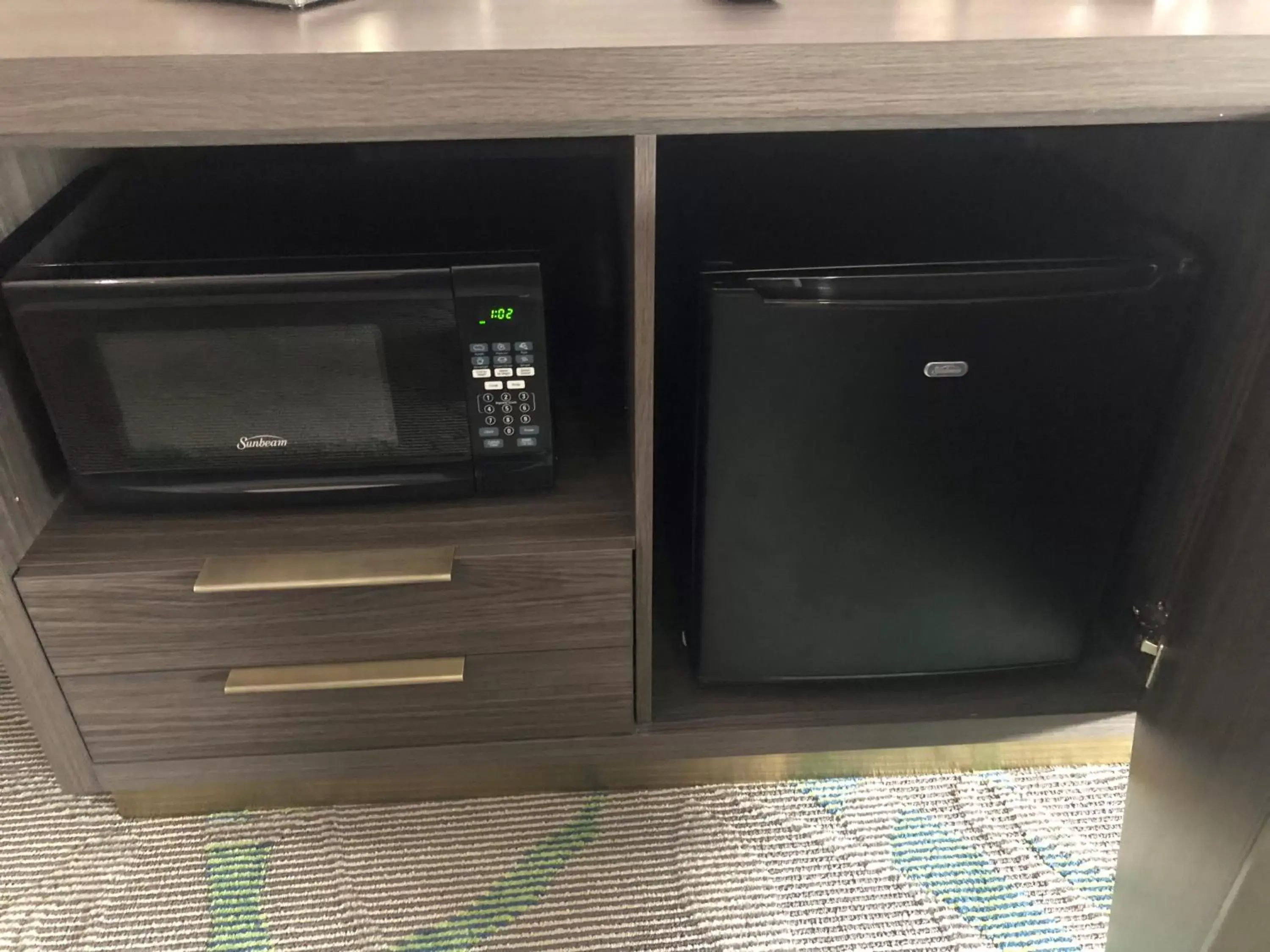 Kitchen or kitchenette, TV/Entertainment Center in Radisson Hotel McAllen Airport