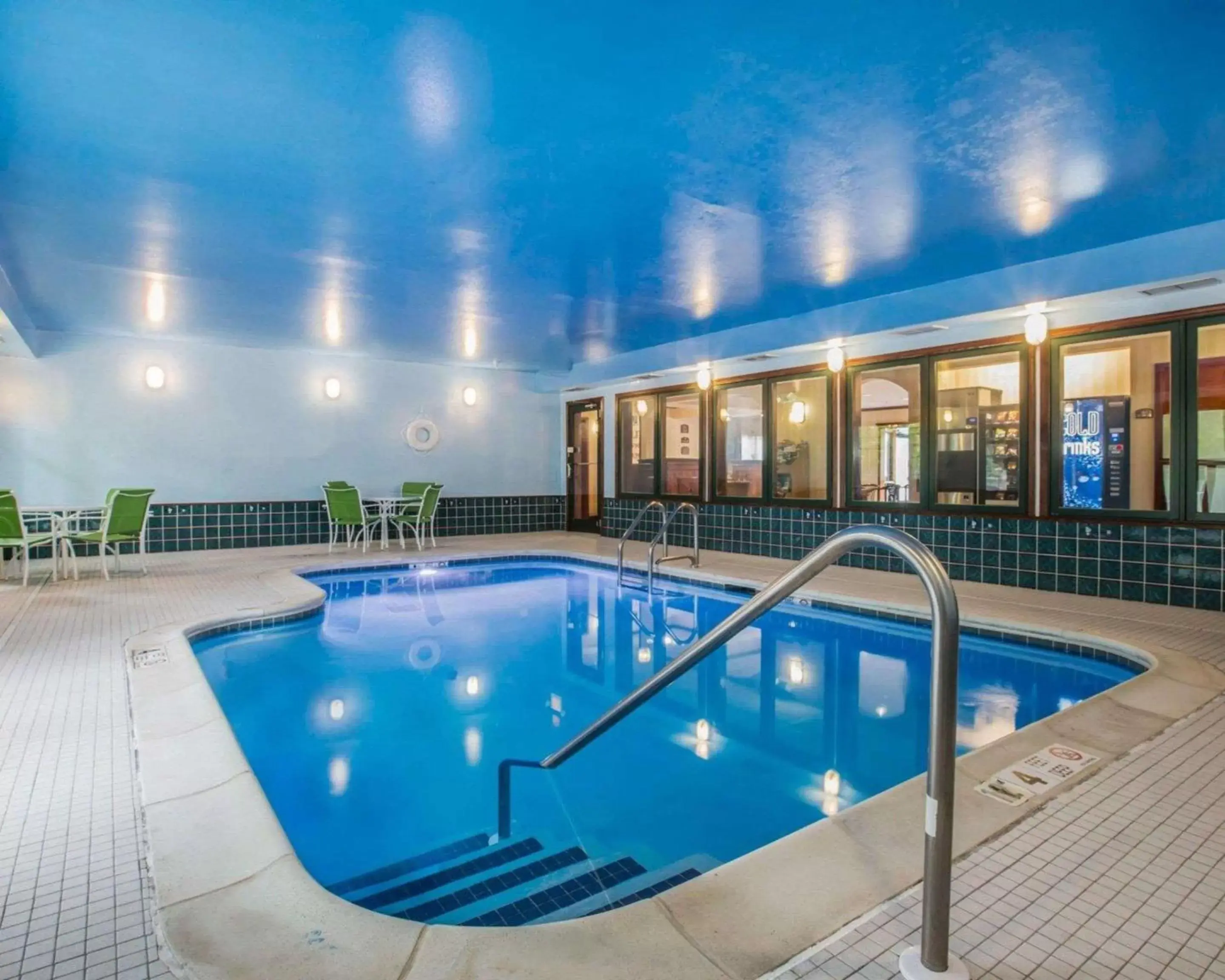 Swimming Pool in Econo Lodge Glens Falls - Lake George