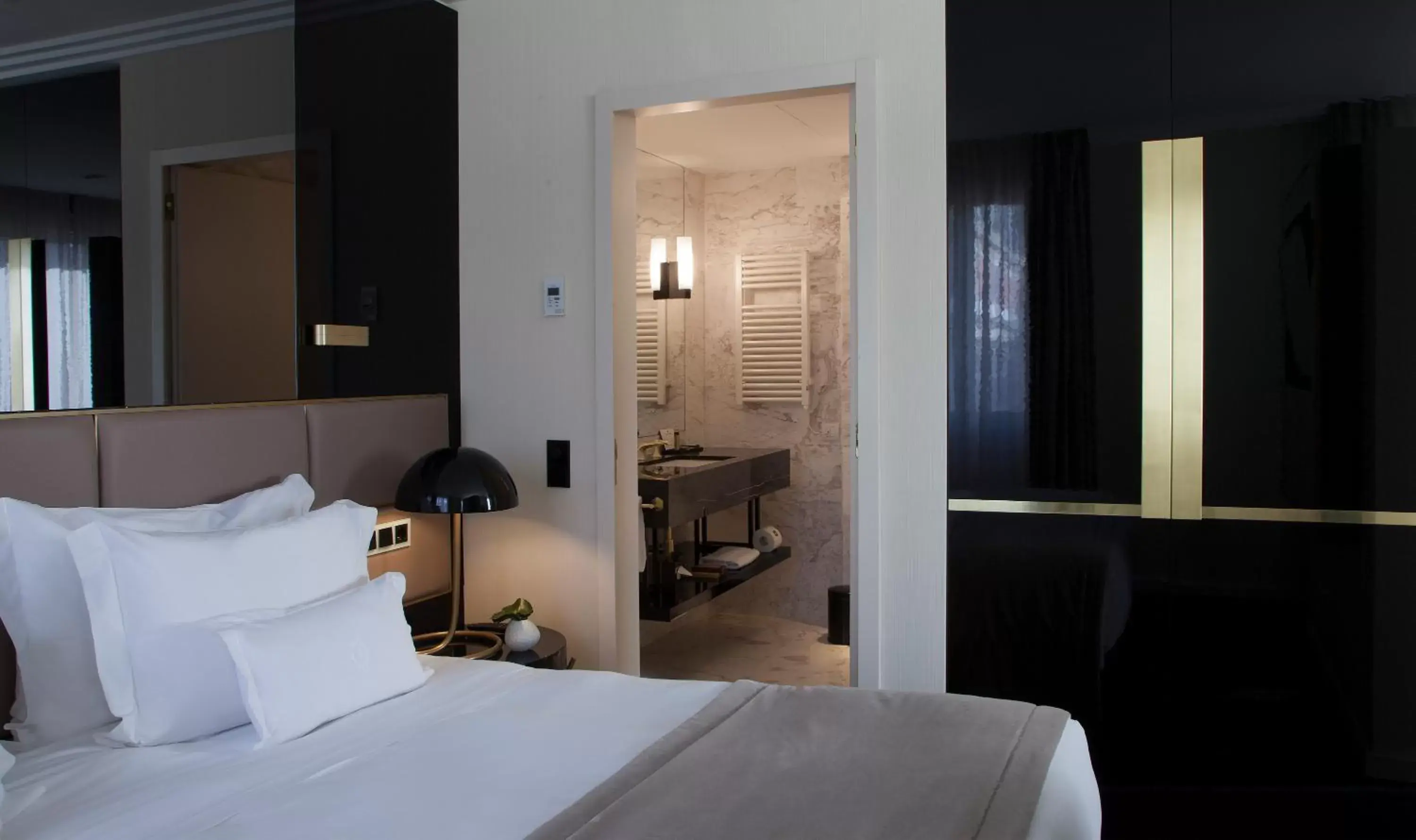 Bathroom, Bed in Altis Avenida Hotel