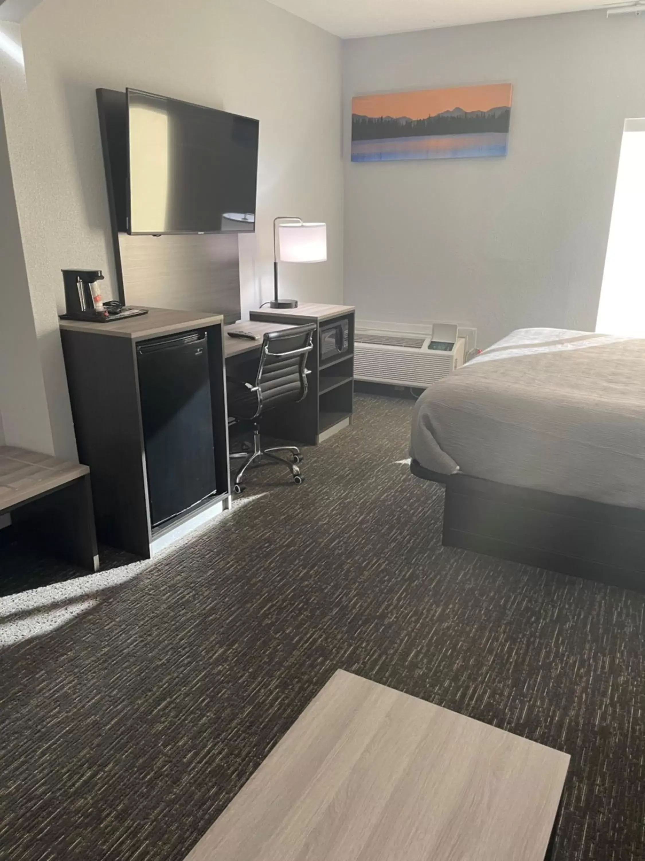 Bedroom, TV/Entertainment Center in Quality Suites