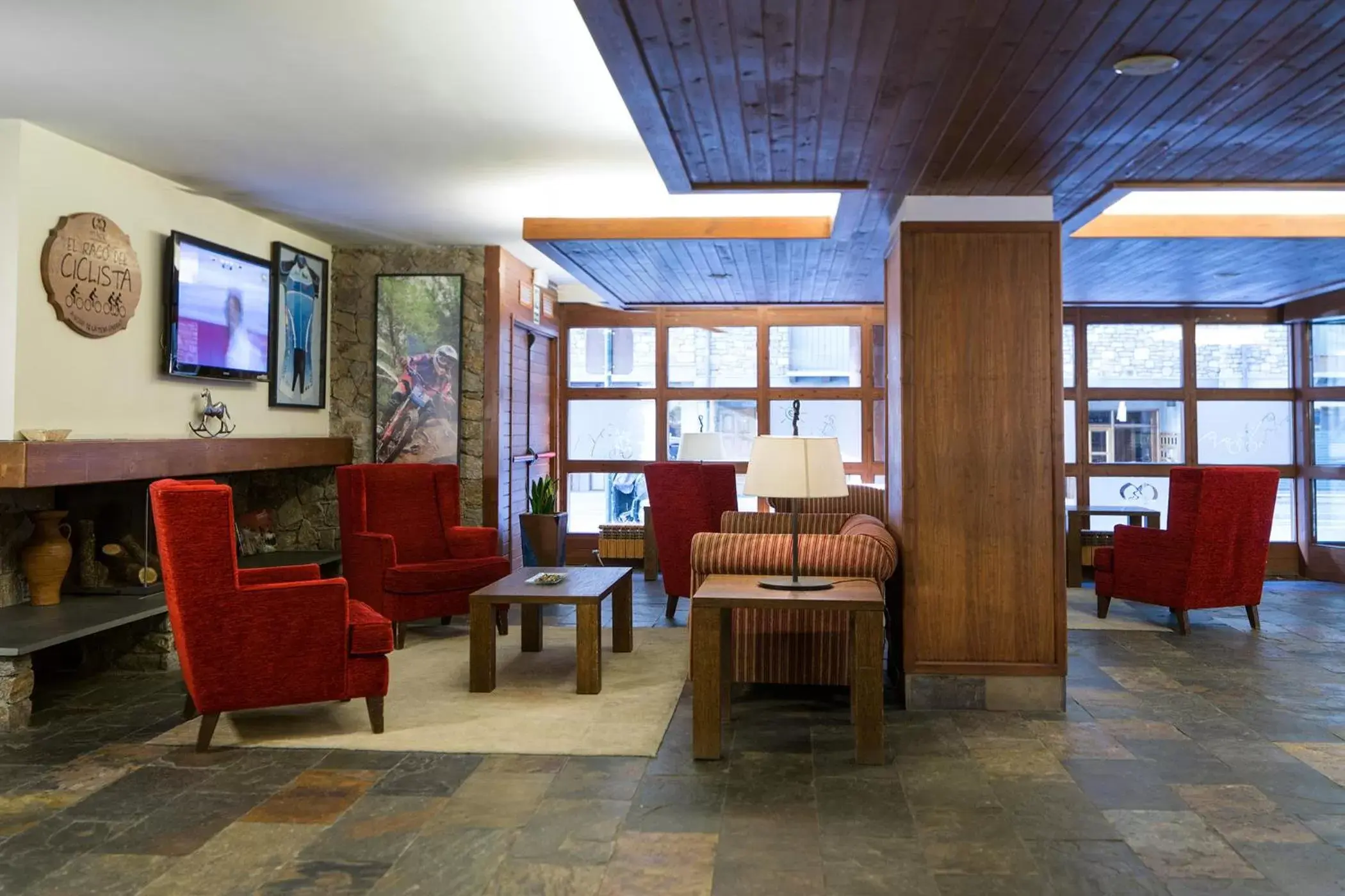 Communal lounge/ TV room in Hotel Màgic La Massana