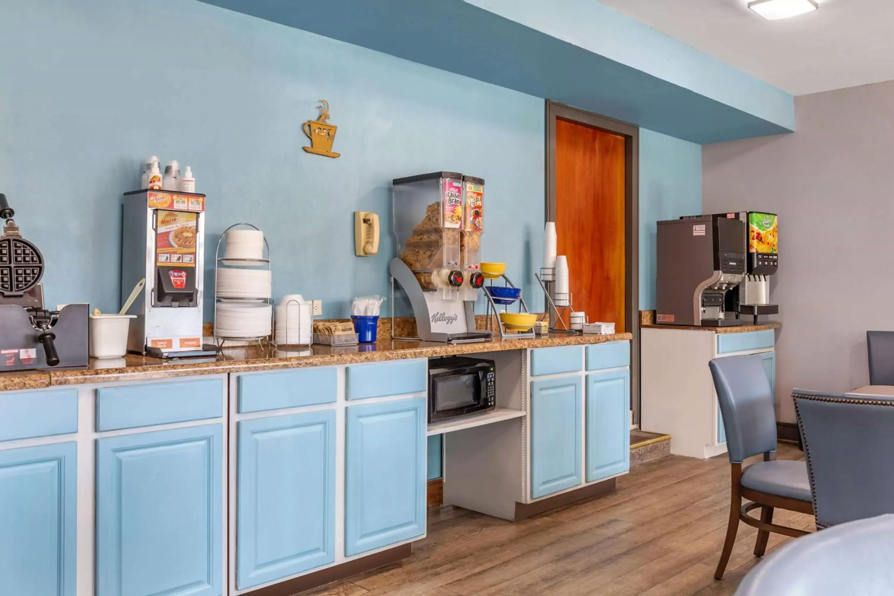 Restaurant/places to eat, Kitchen/Kitchenette in Days Inn & Suites by Wyndham Rocky Mount Golden East