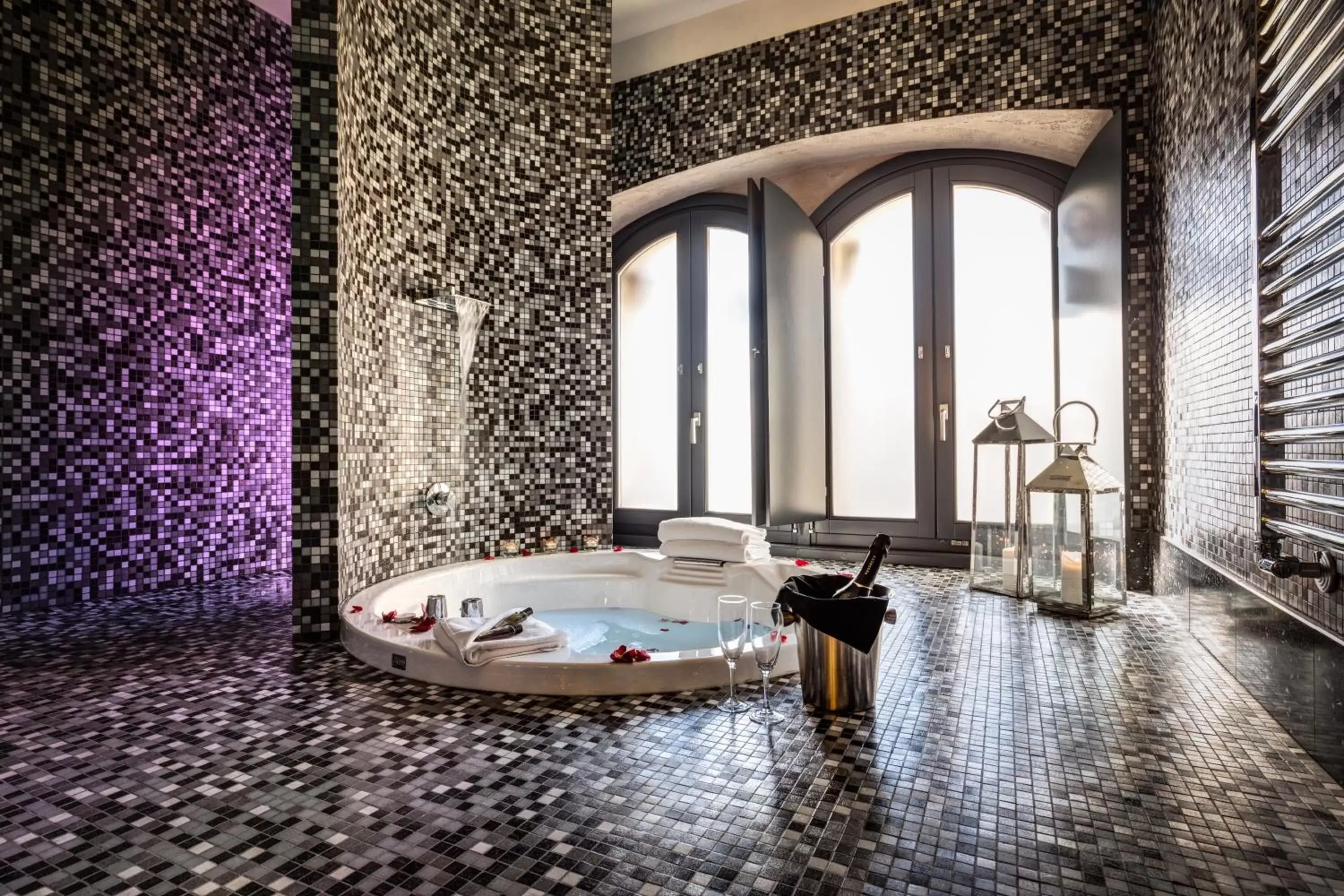 Hot Tub, Swimming Pool in Dharma Luxury Hotel