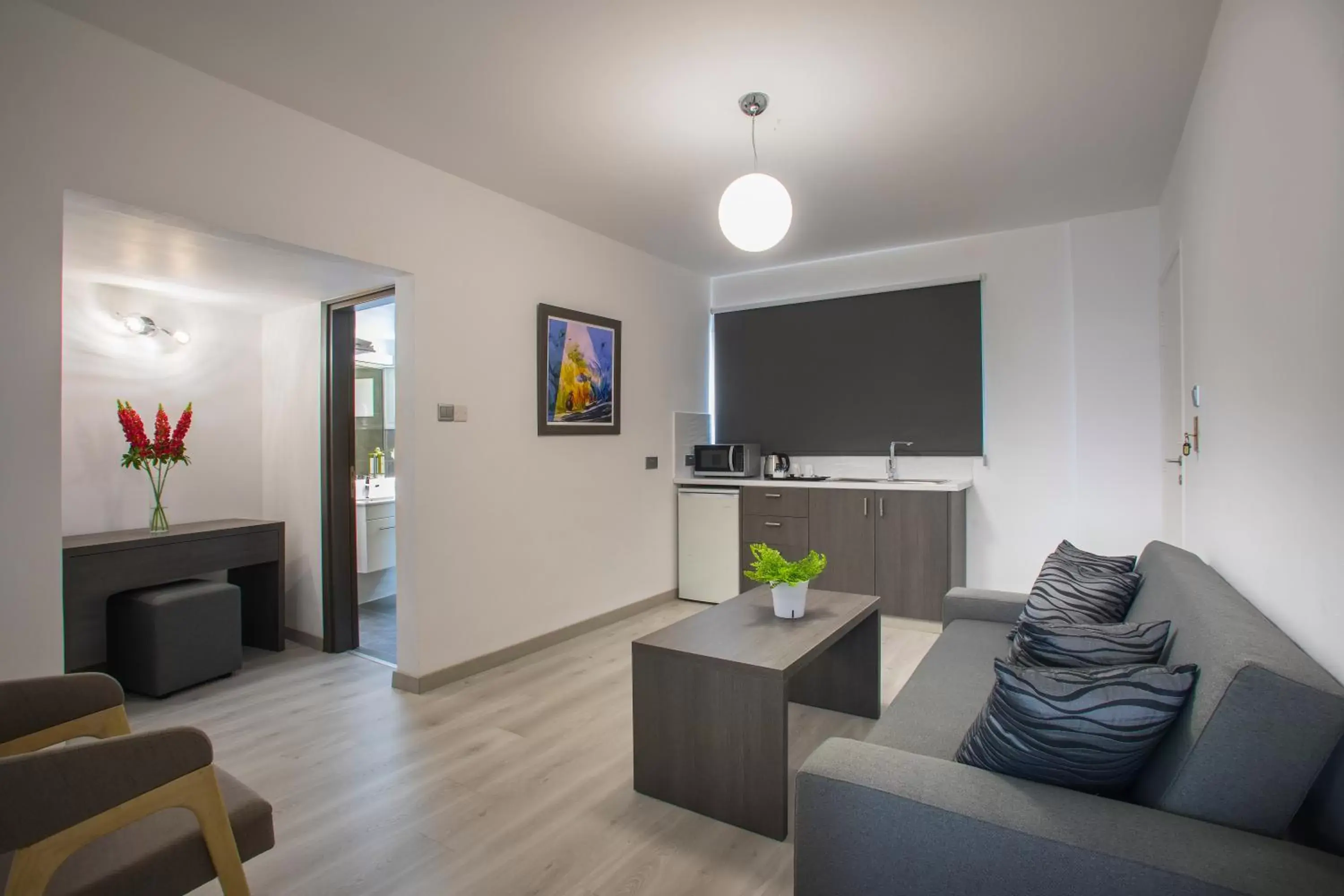 Kitchen or kitchenette, Seating Area in Blazer Residence