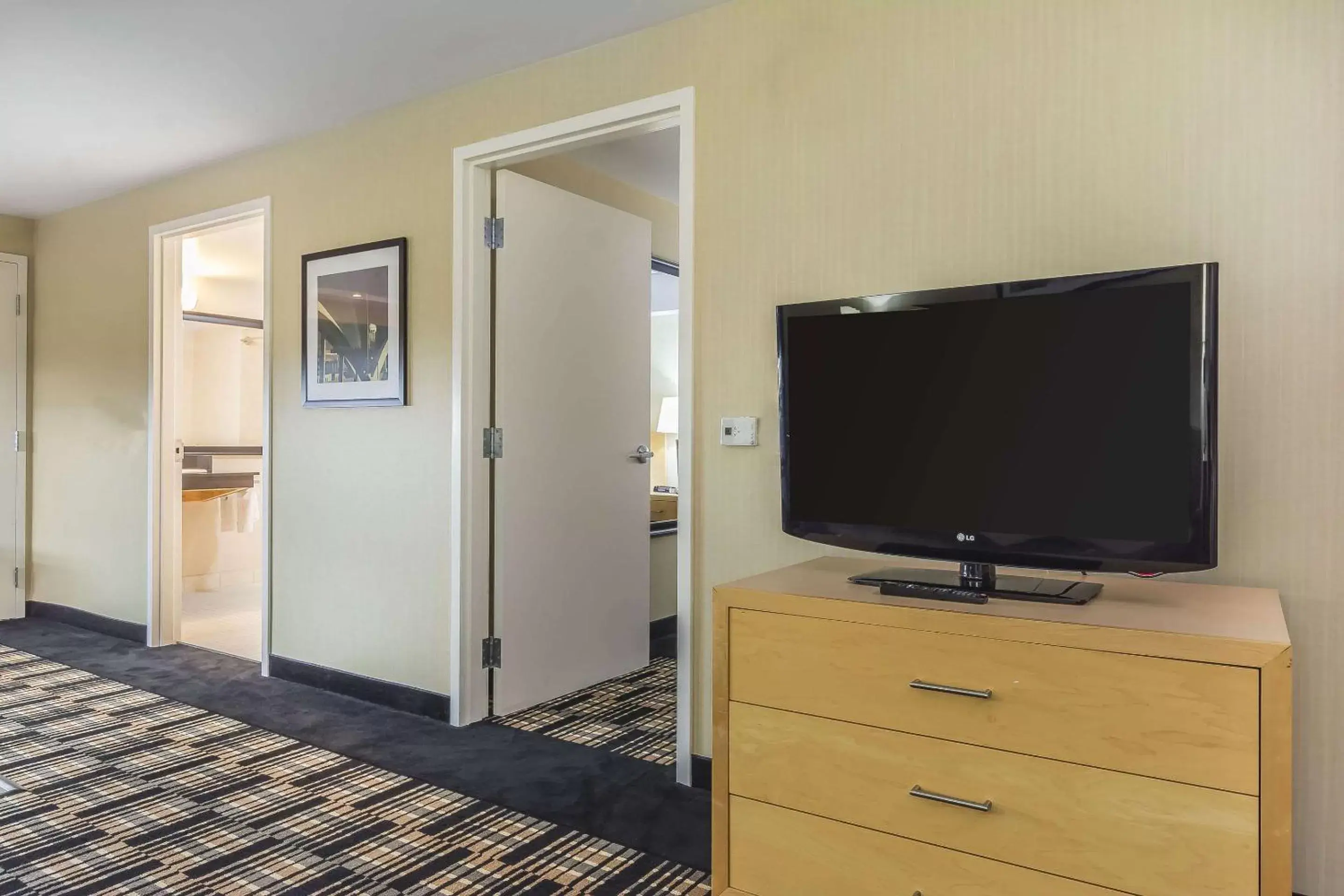 Photo of the whole room, TV/Entertainment Center in Comfort Inn Belleville