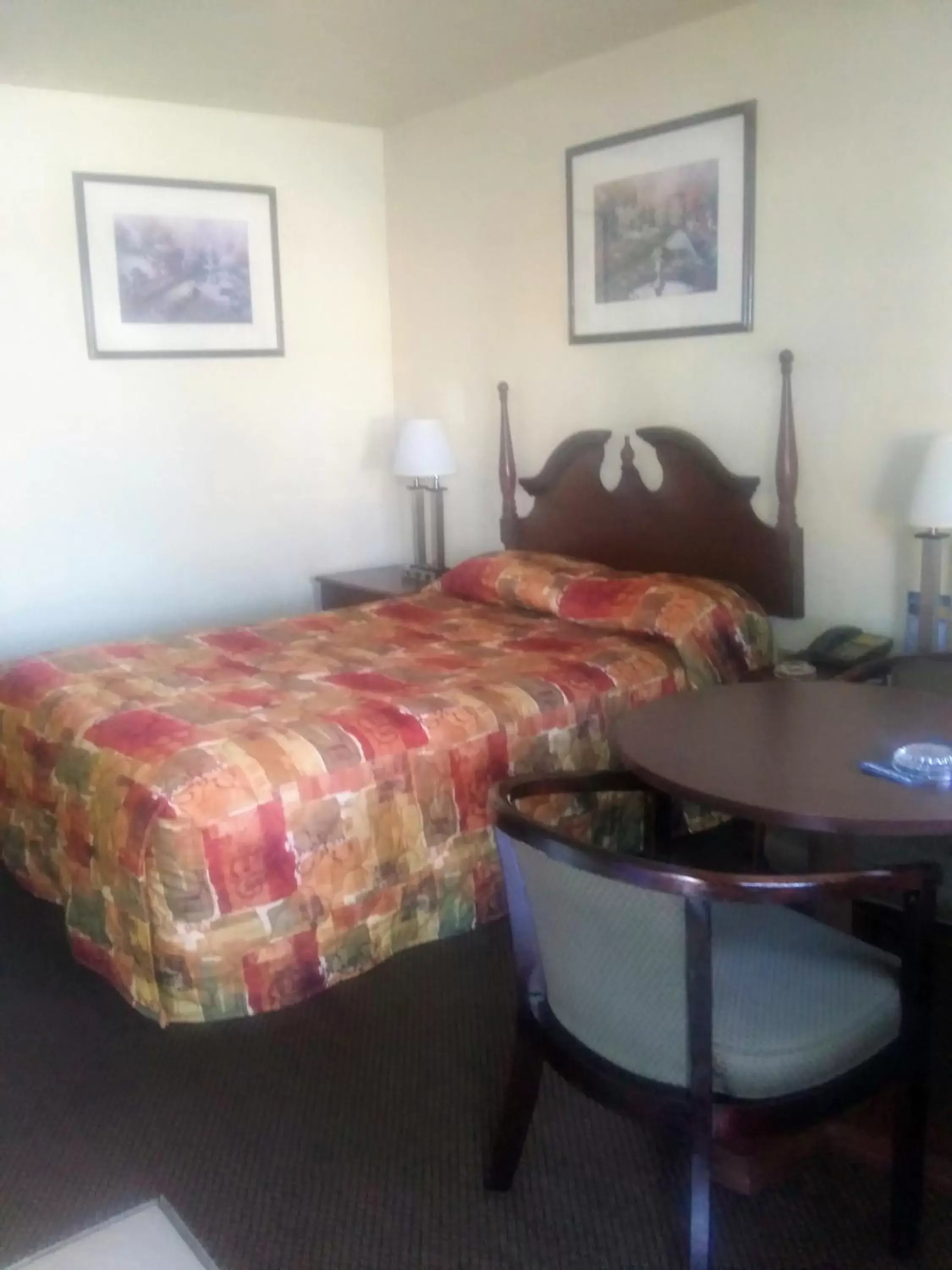 Bed in El Rancho Motel