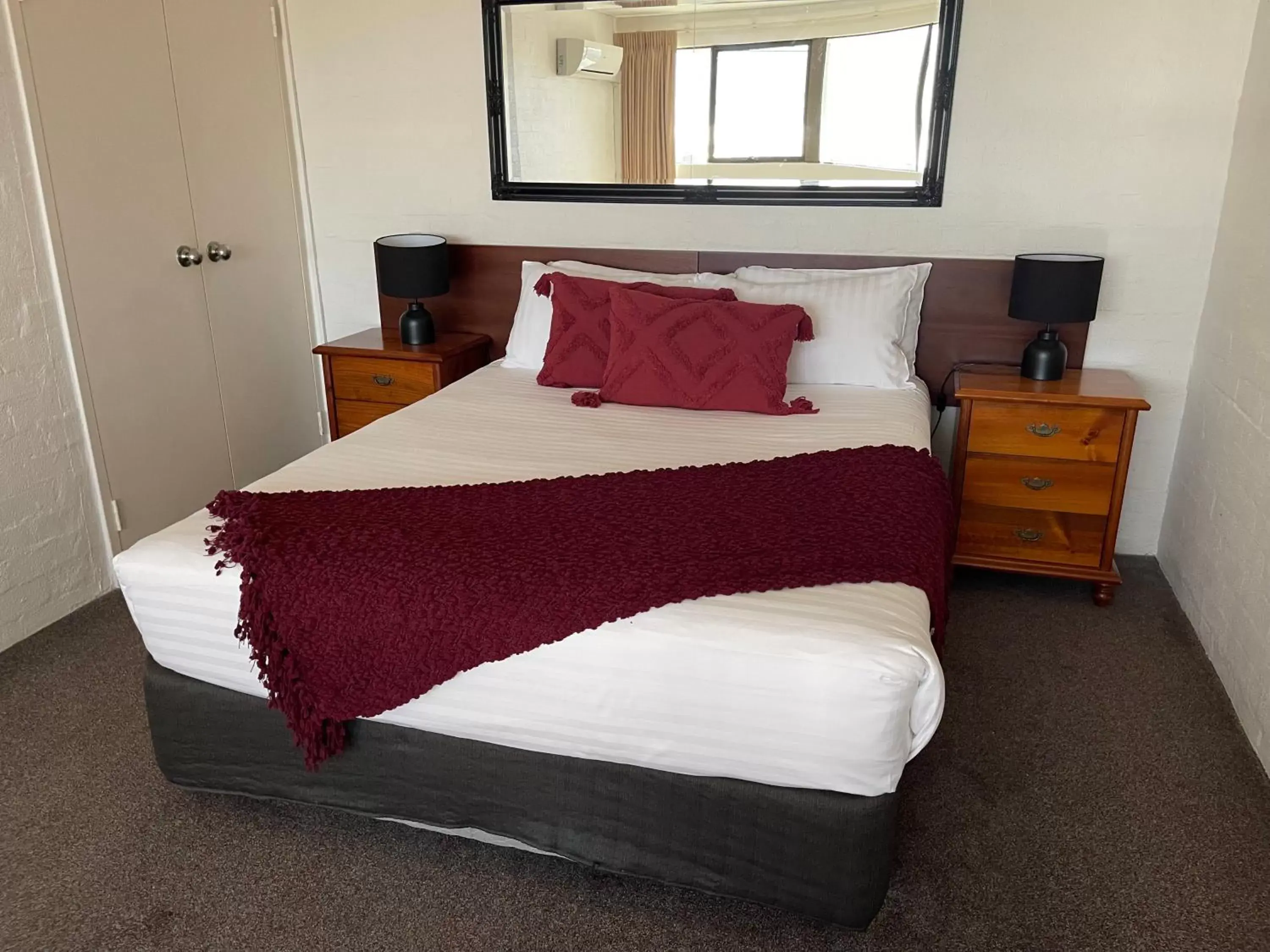 Bed in Atrium Hotel Mandurah