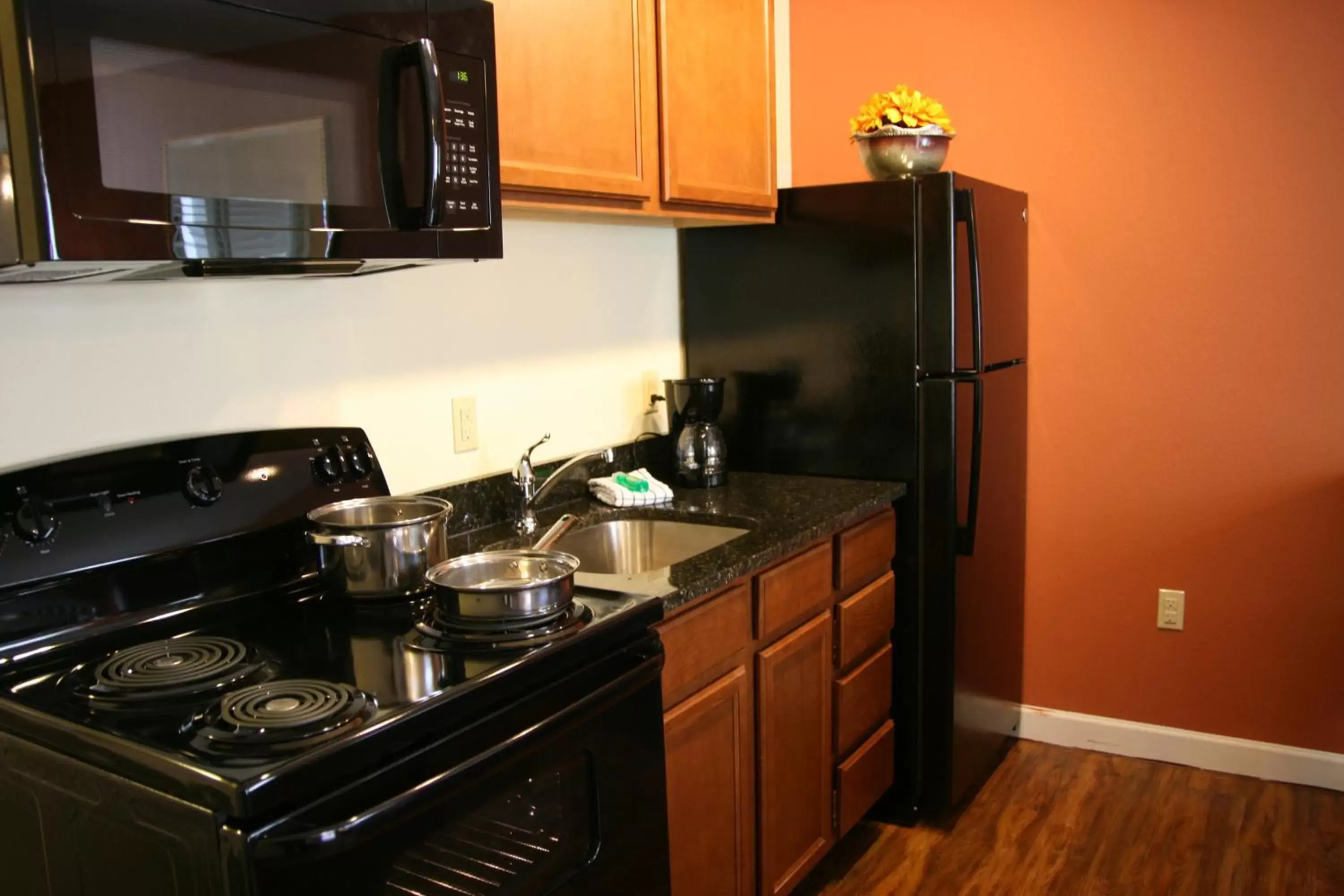 Kitchen/Kitchenette in Affordable Suites Mooresville