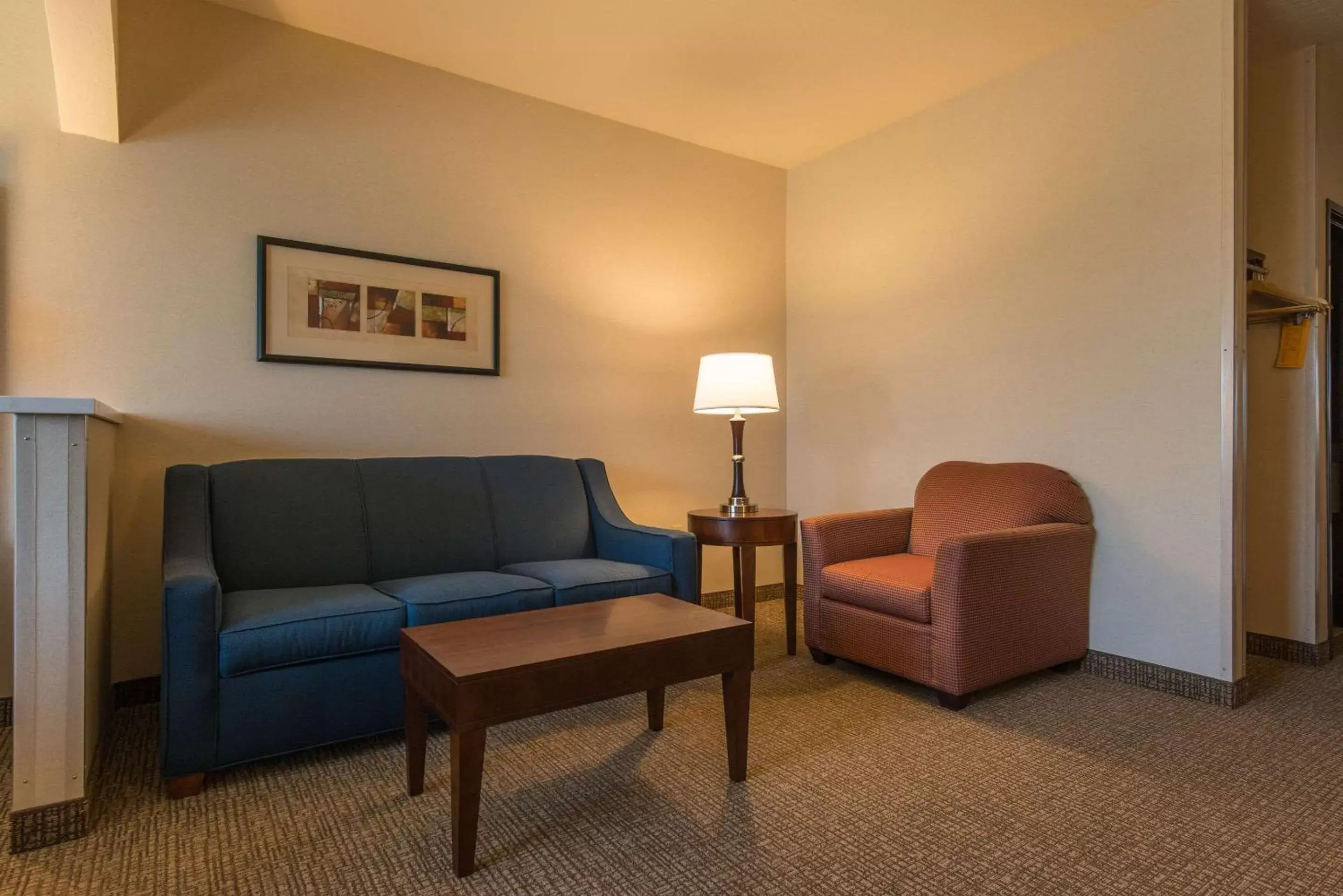 Photo of the whole room, Seating Area in Comfort Suites Springfield RiverBend Medical