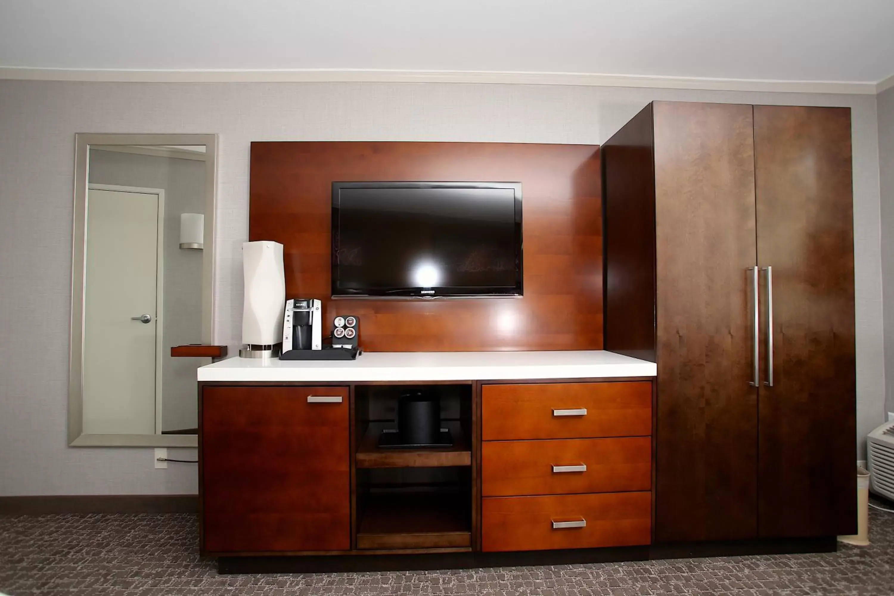 Photo of the whole room, TV/Entertainment Center in Holiday Inn Long Beach - Airport, an IHG Hotel