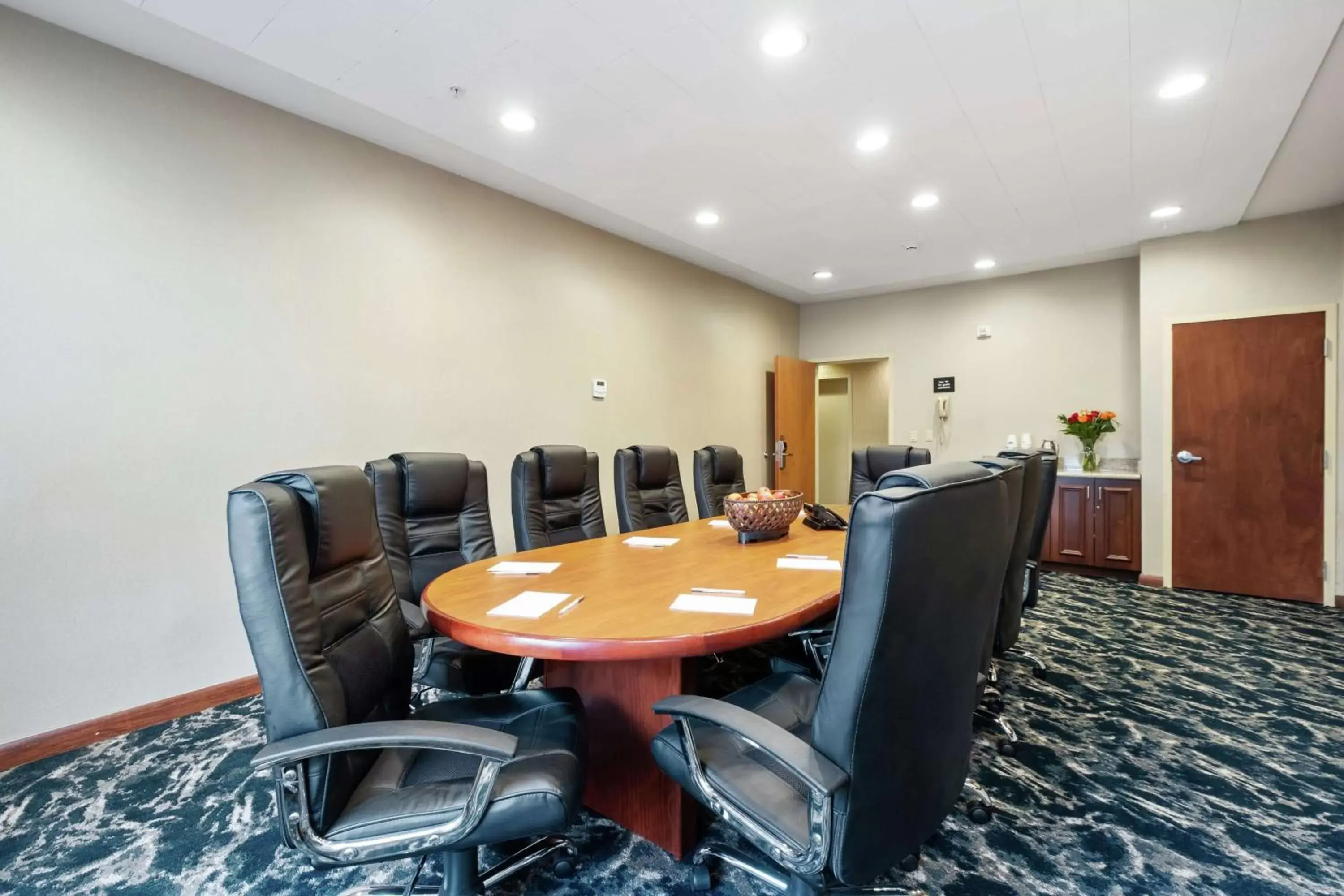 Dining area in Hampton Inn & Suites Rockland