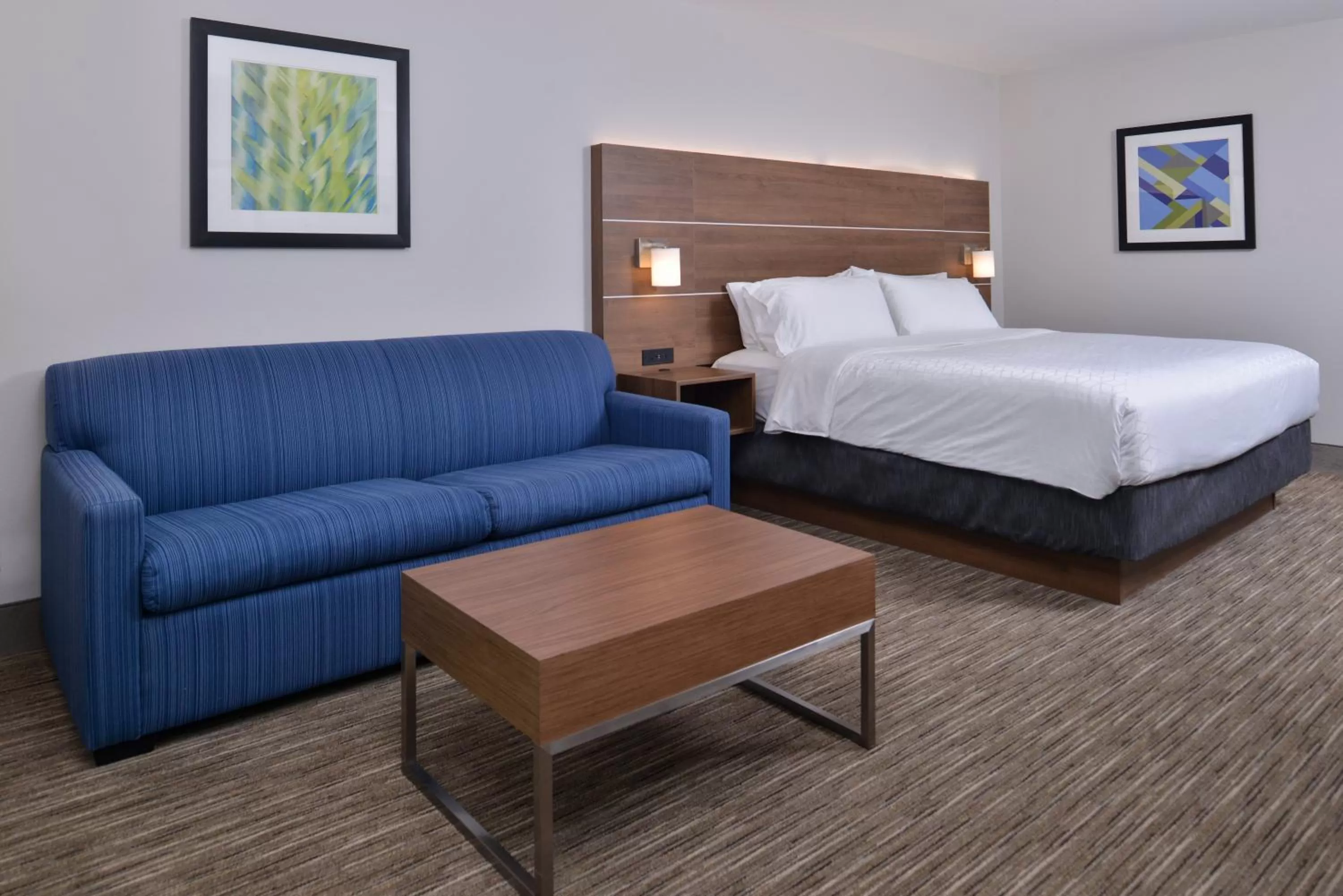Photo of the whole room, Bed in Holiday Inn Express & Suites - Marshalltown by IHG