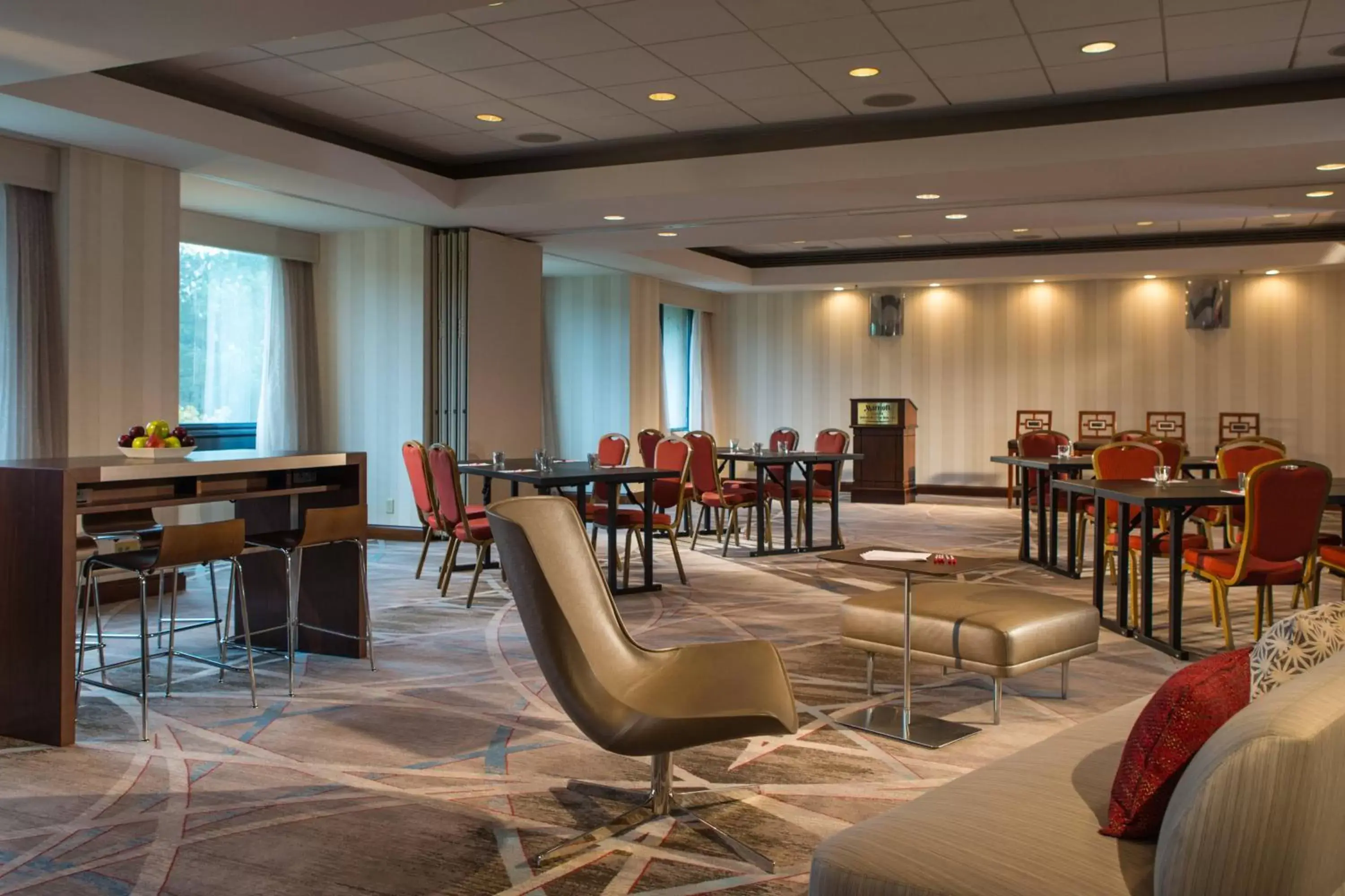 Meeting/conference room, Restaurant/Places to Eat in Washington Dulles Marriott Suites