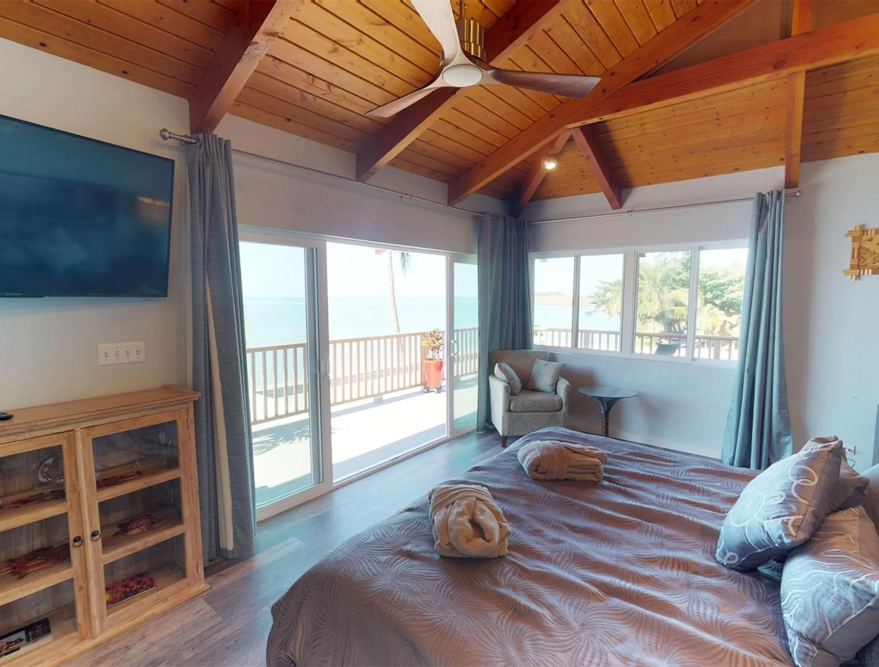 Photo of the whole room, Bed in Hotel Moloka'i