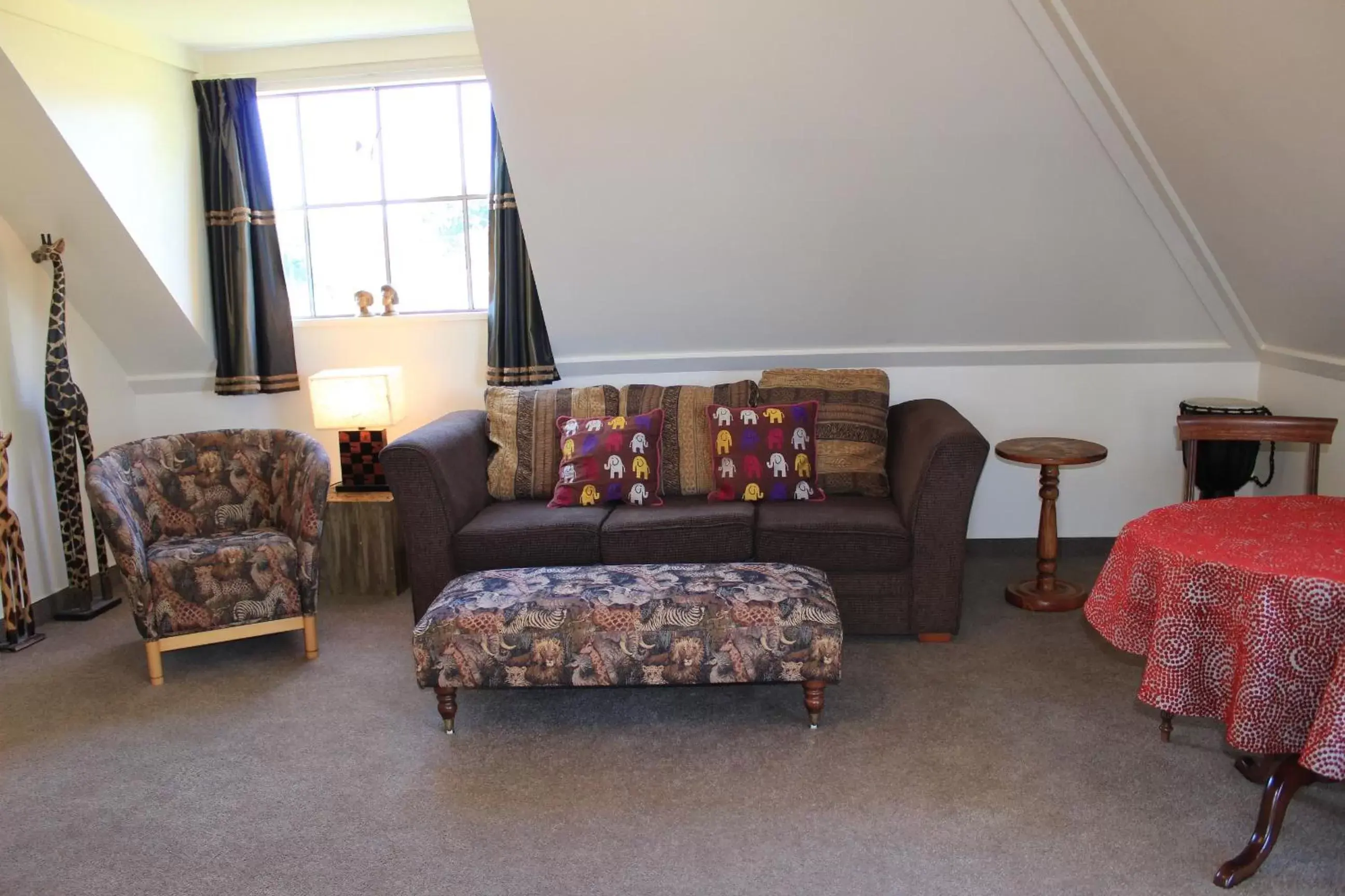 Living room, Lounge/Bar in Tudor Manor Bed & Breakfast