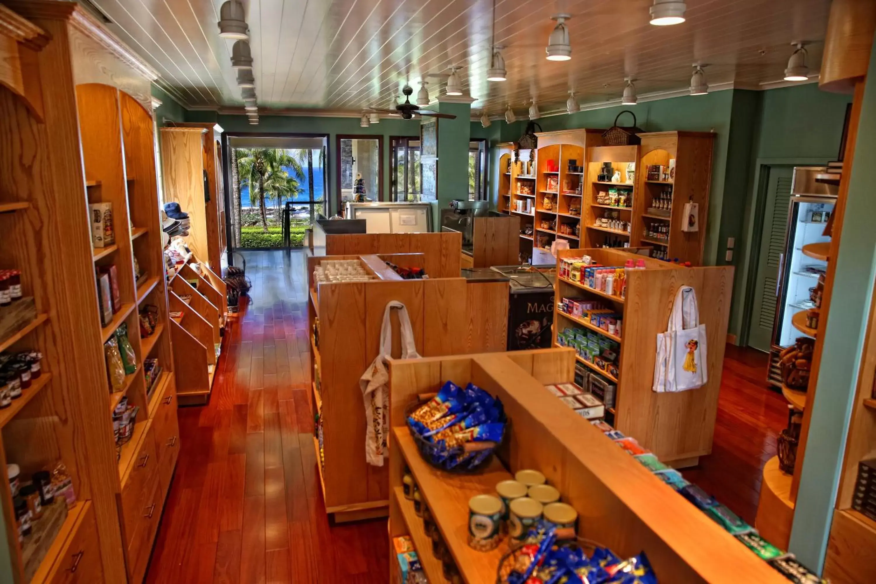 On-site shops in Montage Kapalua Bay