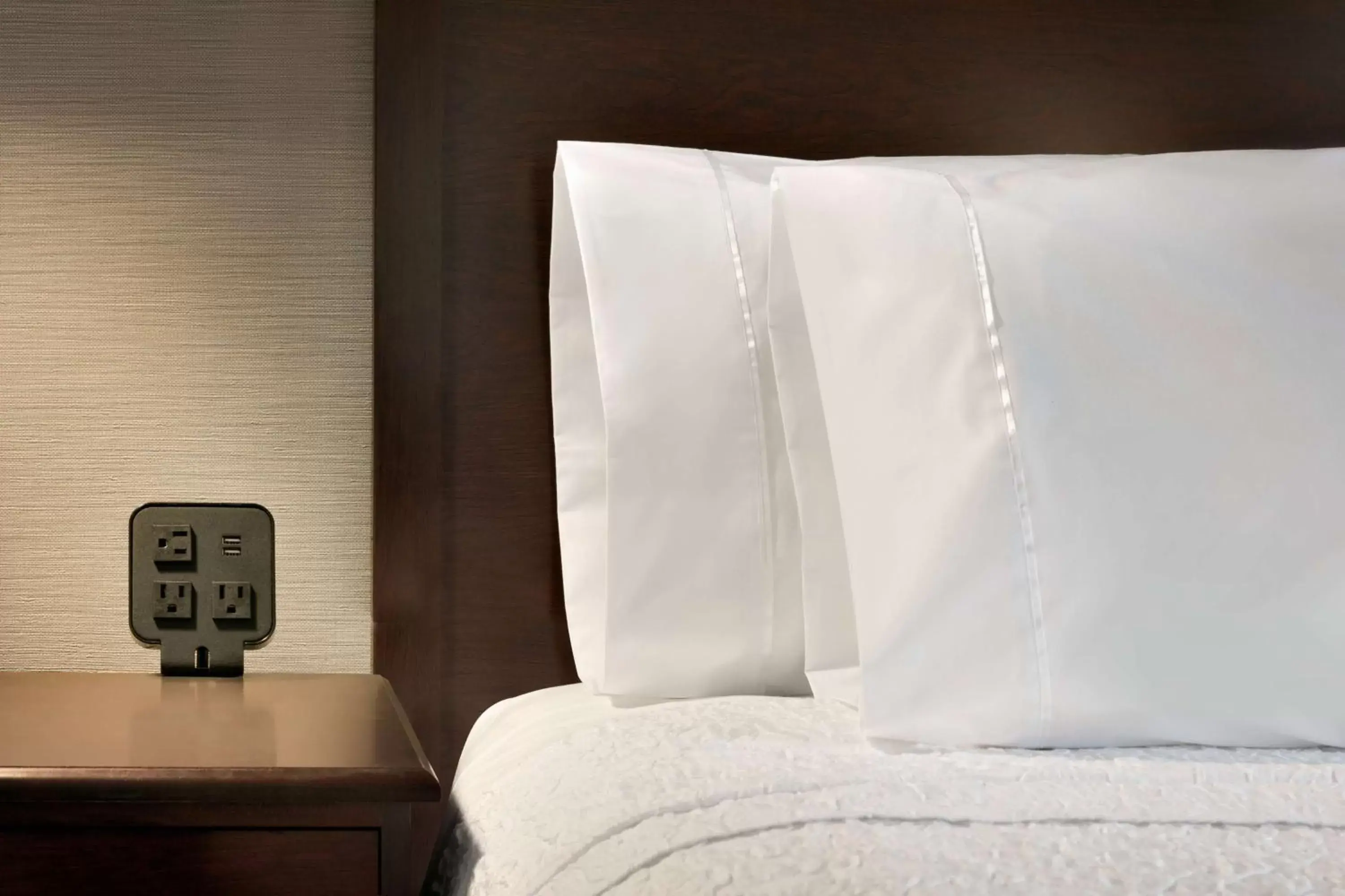 Bed in Hampton Inn & Suites Mahwah