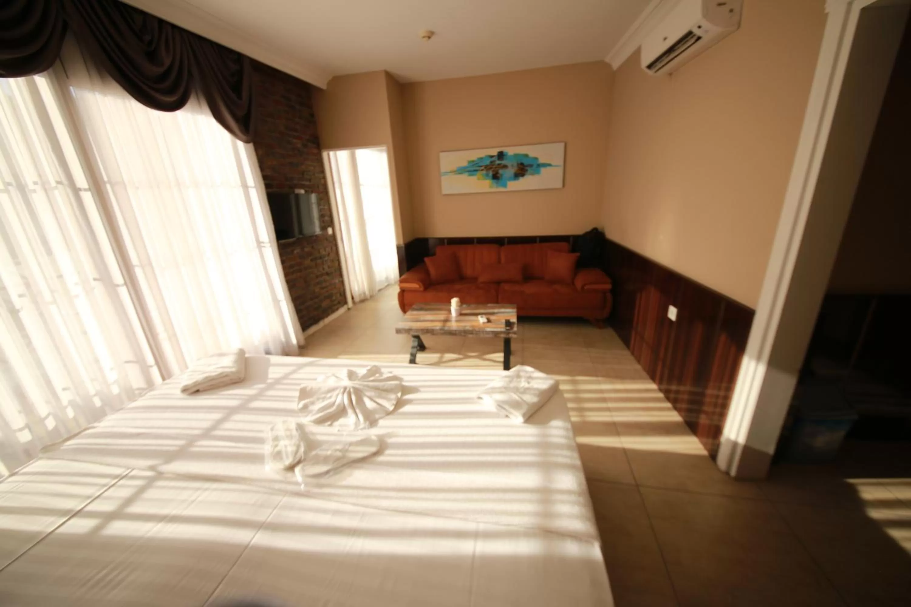 Bed, Seating Area in Royal Palace Hotel