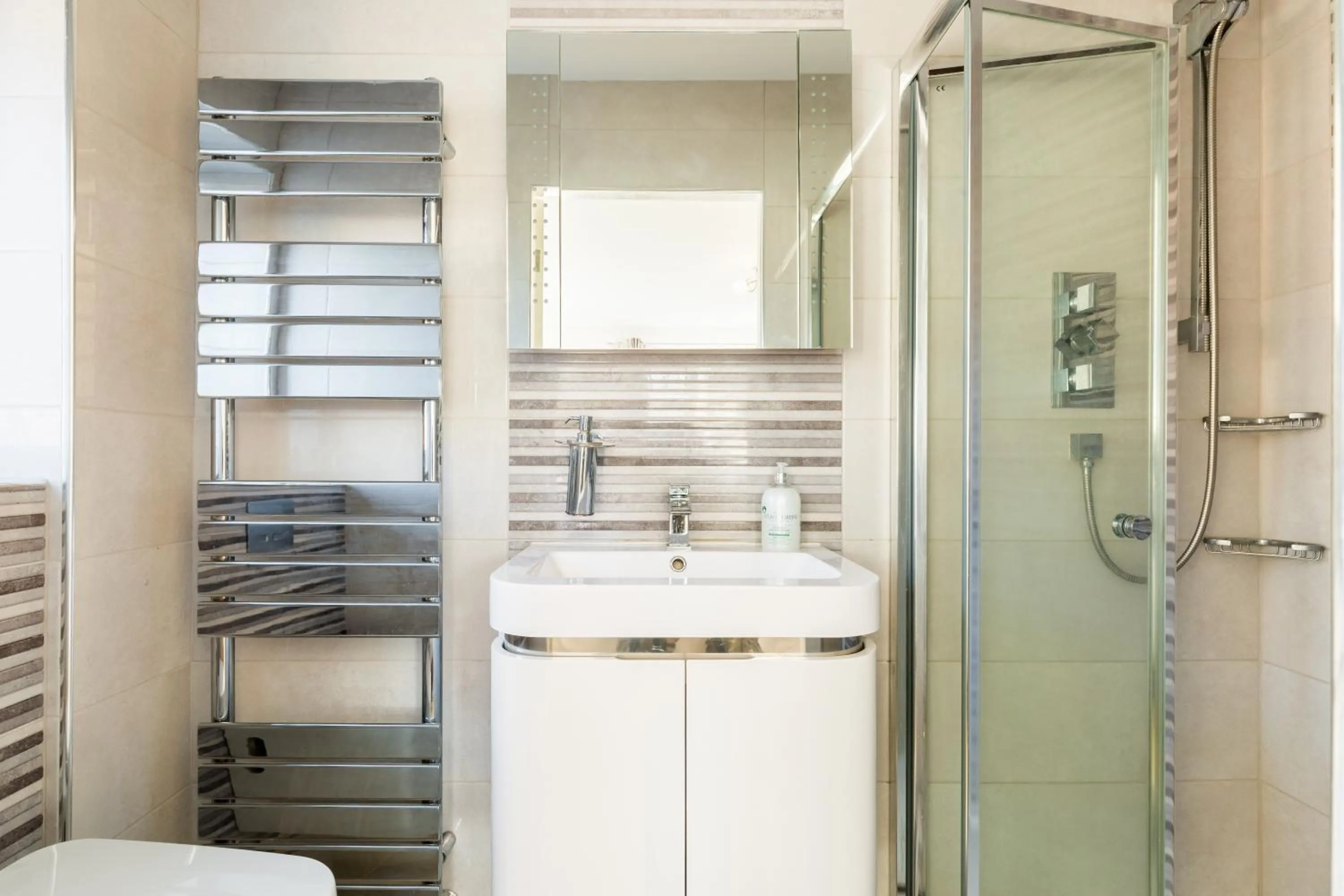 Bathroom in Drayton Manor House FREE parking