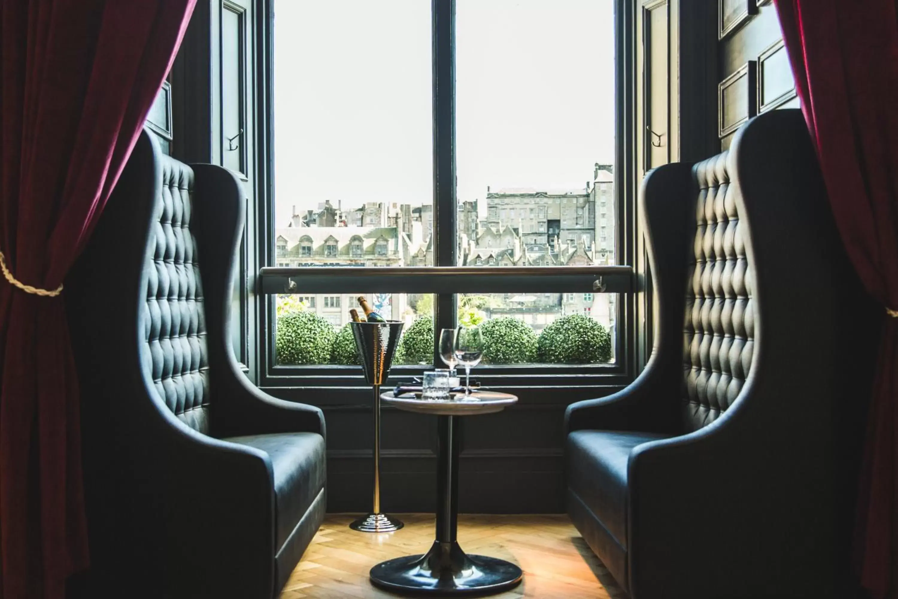 Restaurant/places to eat, Seating Area in Hotel Indigo - Edinburgh - Princes Street, an IHG Hotel