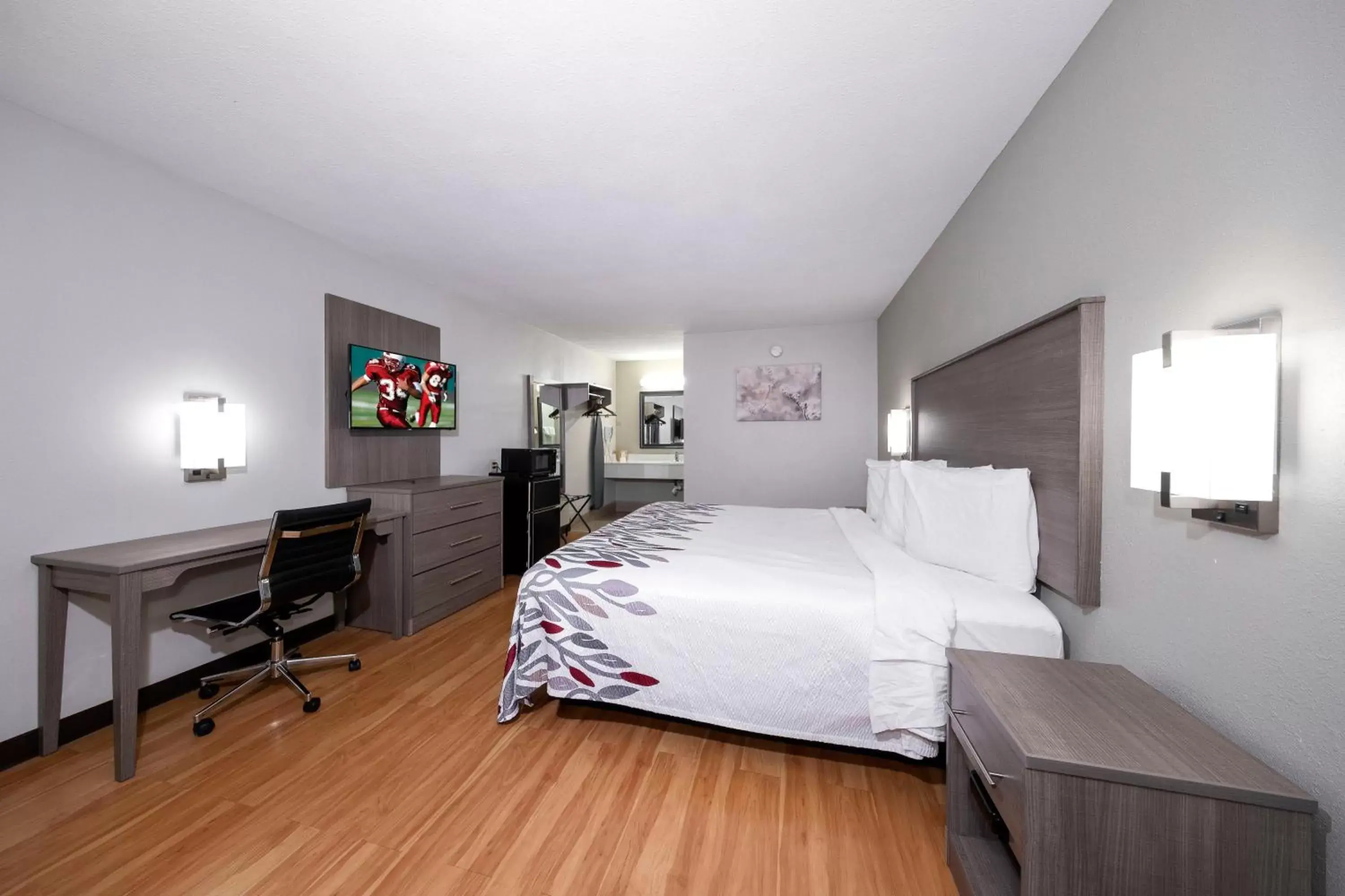 Photo of the whole room, Bed in Red Roof Inn Bay Minette Photo of the whole room, Bed in Red Roof Inn Bay Minette