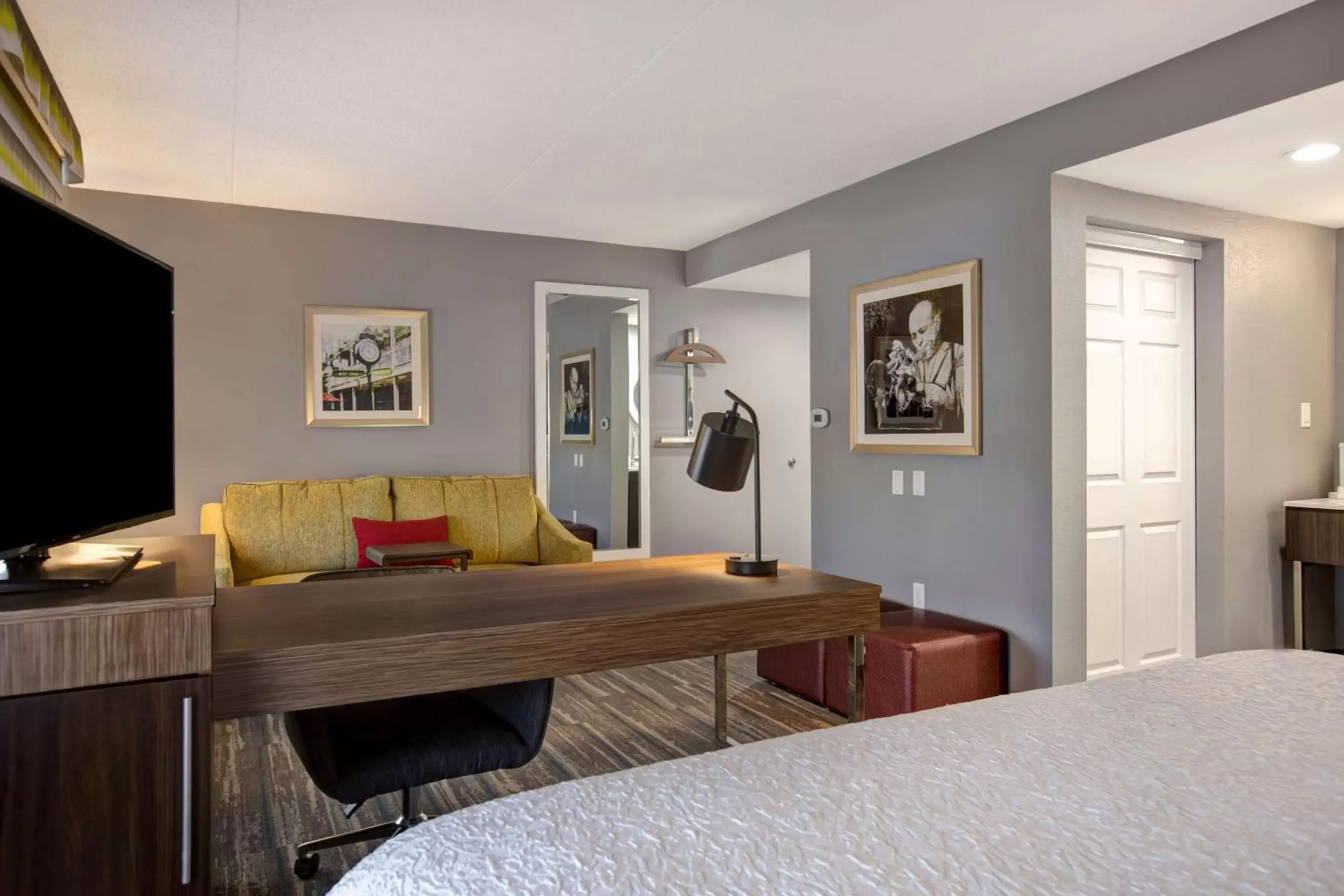 Bedroom, Seating Area in Hampton Inn Olive Branch
