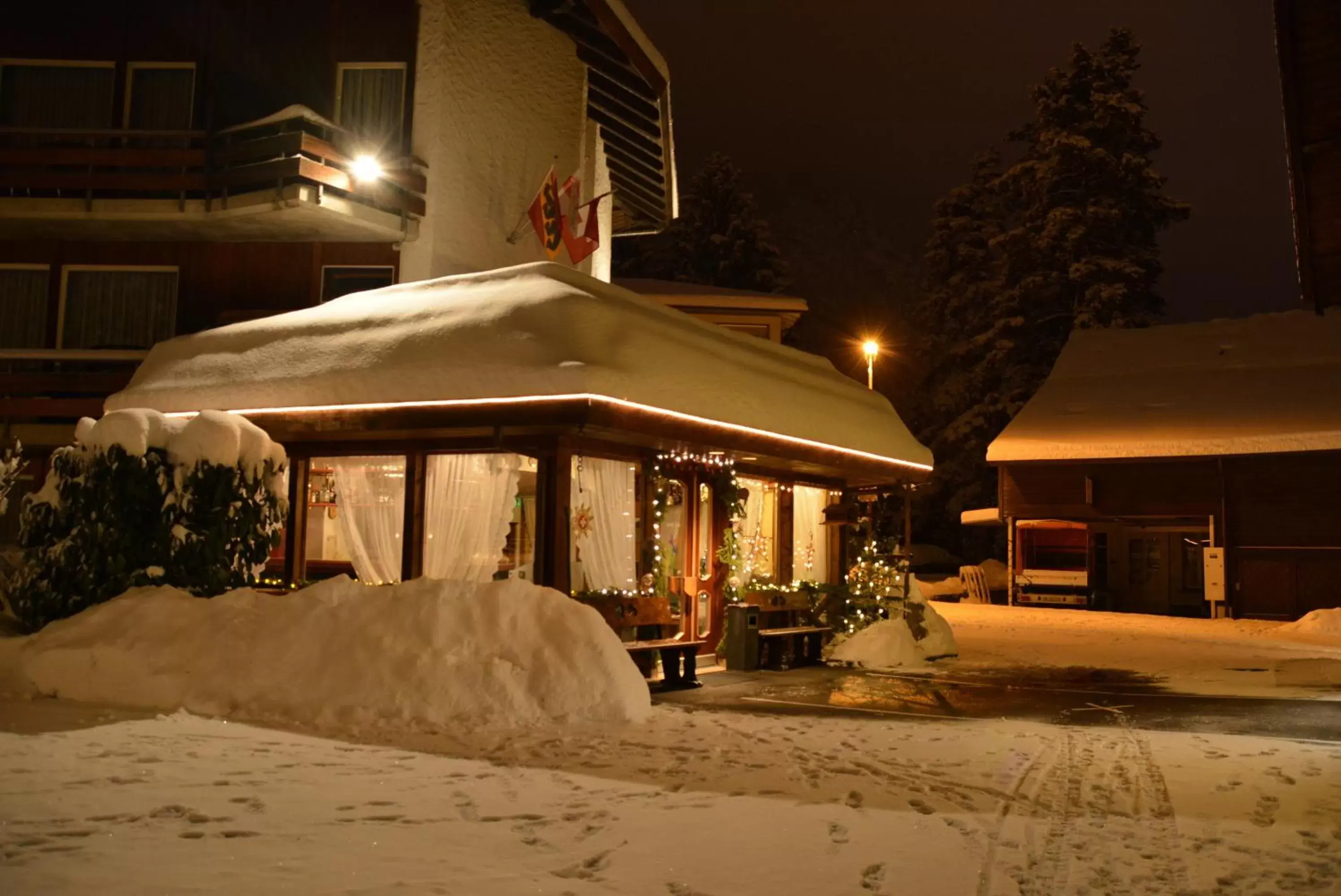 Facade/entrance, Winter in Hotel Chalet Swiss