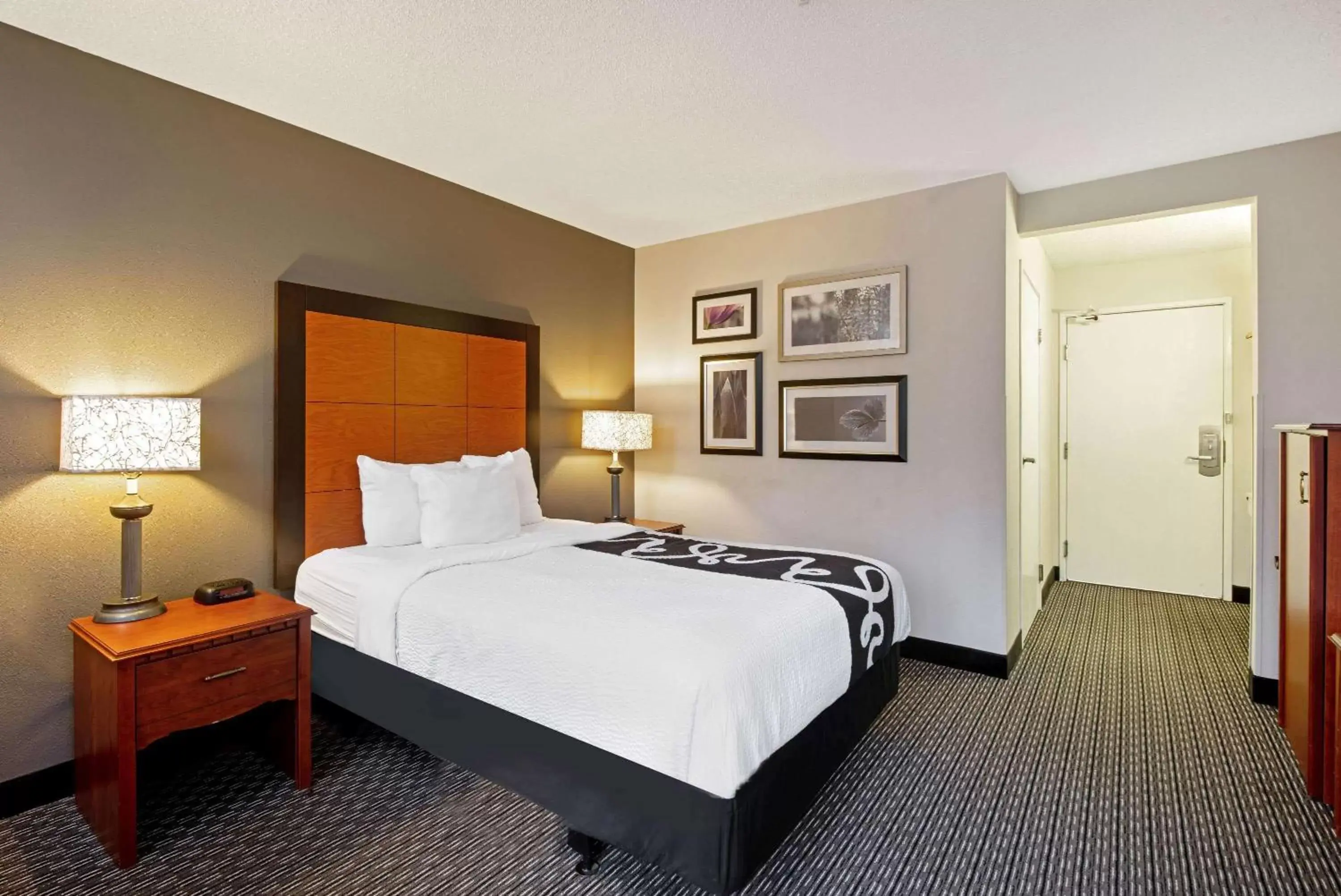 Photo of the whole room, Bed in La Quinta by Wyndham Harrisburg Airport Hershey