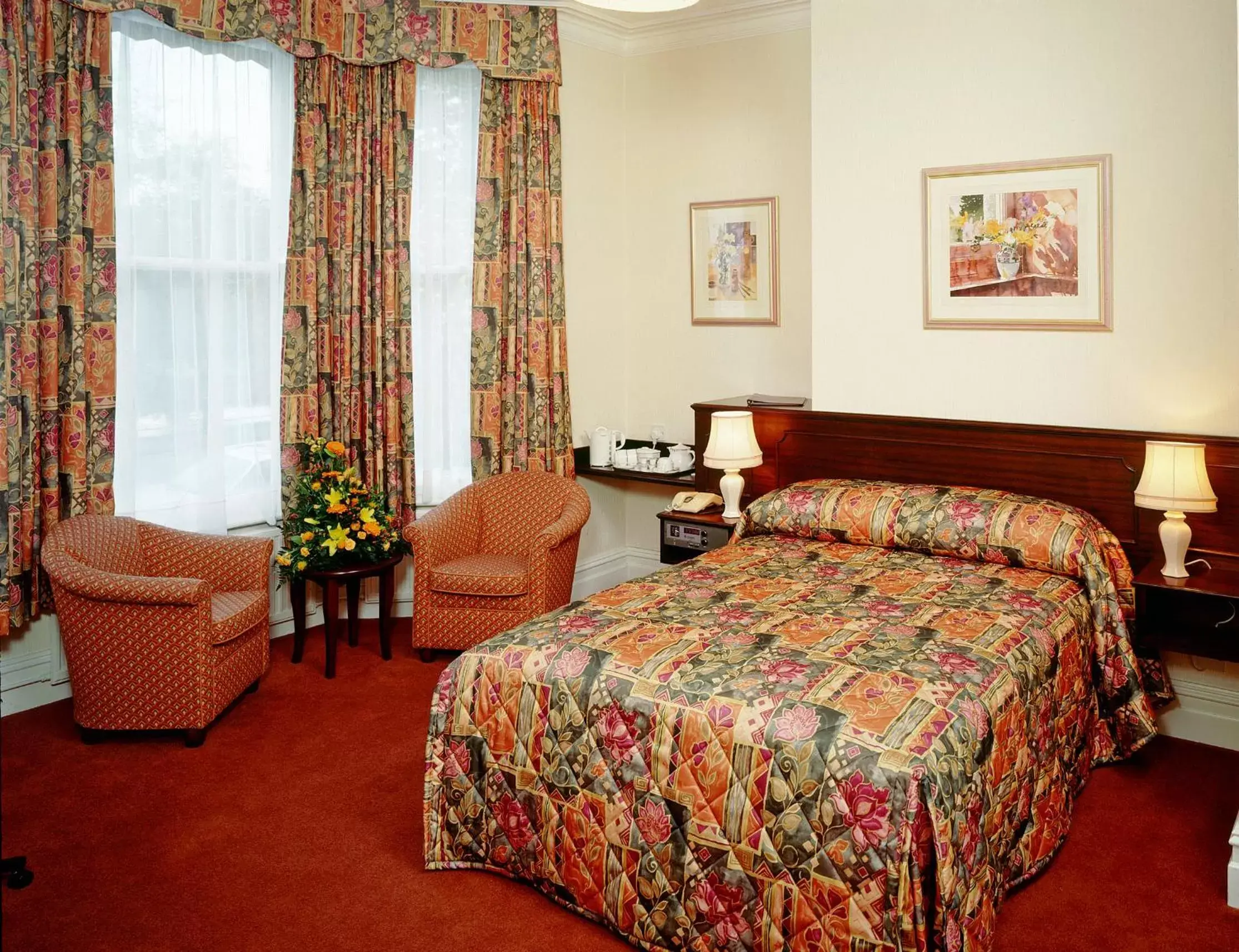 Photo of the whole room, Bed in Arundel House Hotel