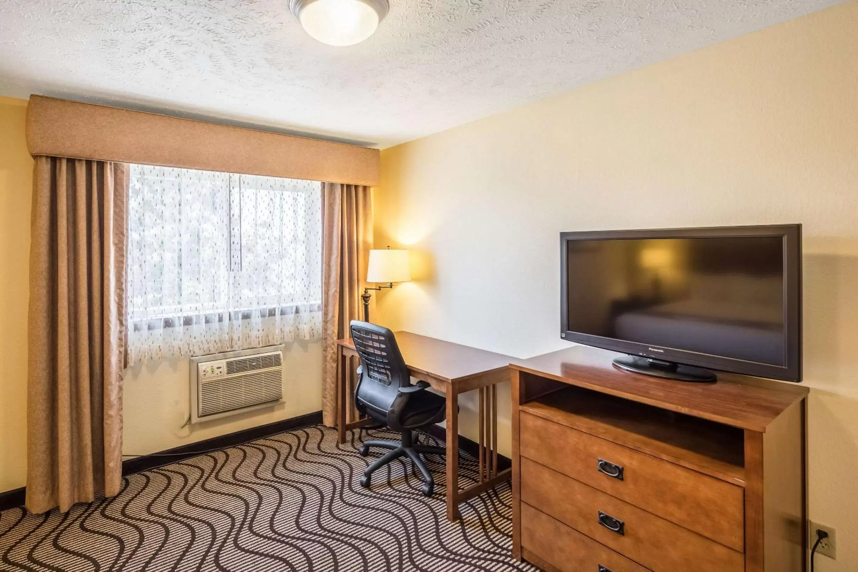 Photo of the whole room, TV/Entertainment Center in Quality Inn & Suites Coeur d'Alene
