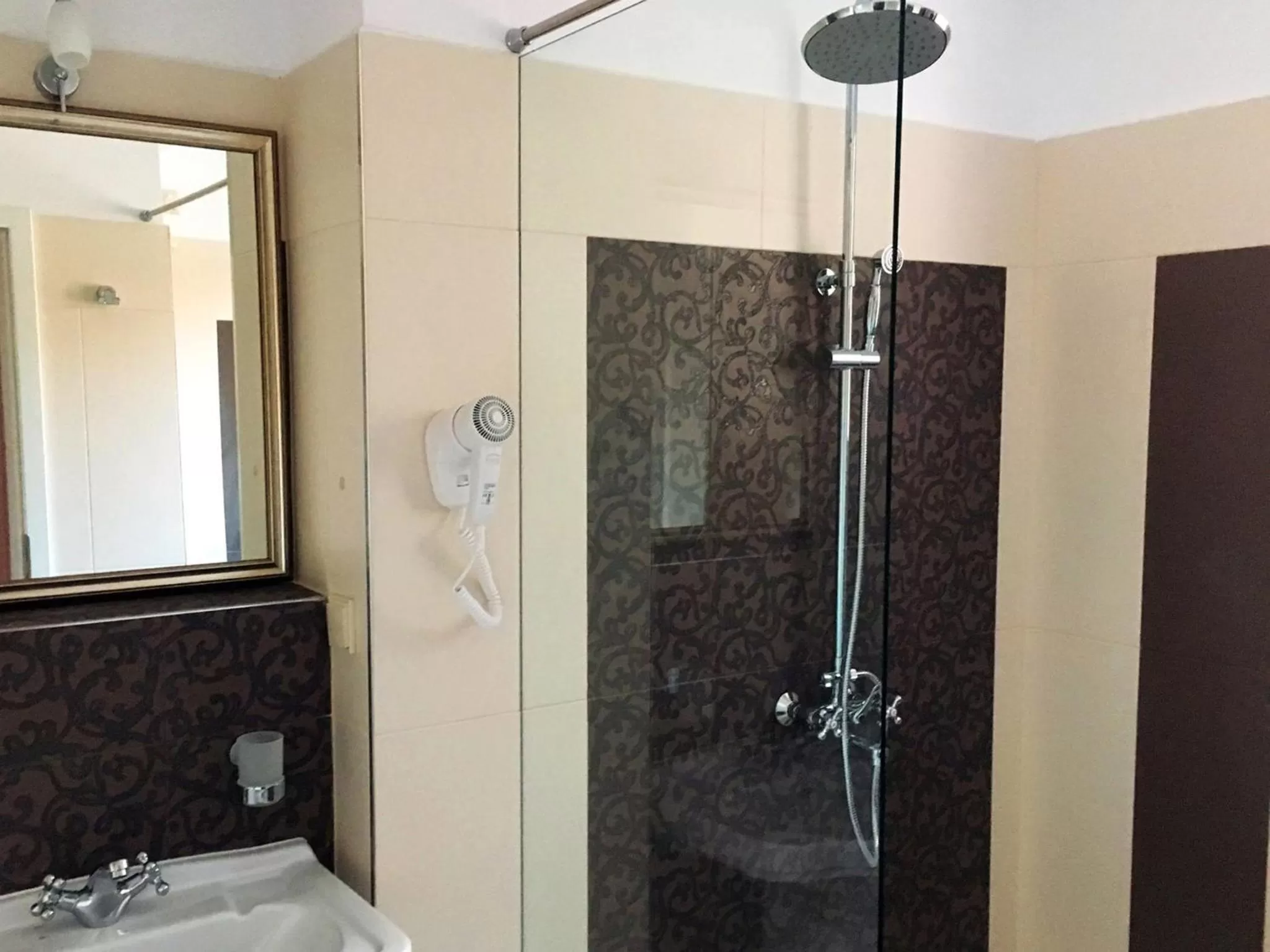 Shower in Family Hotel Agoncev