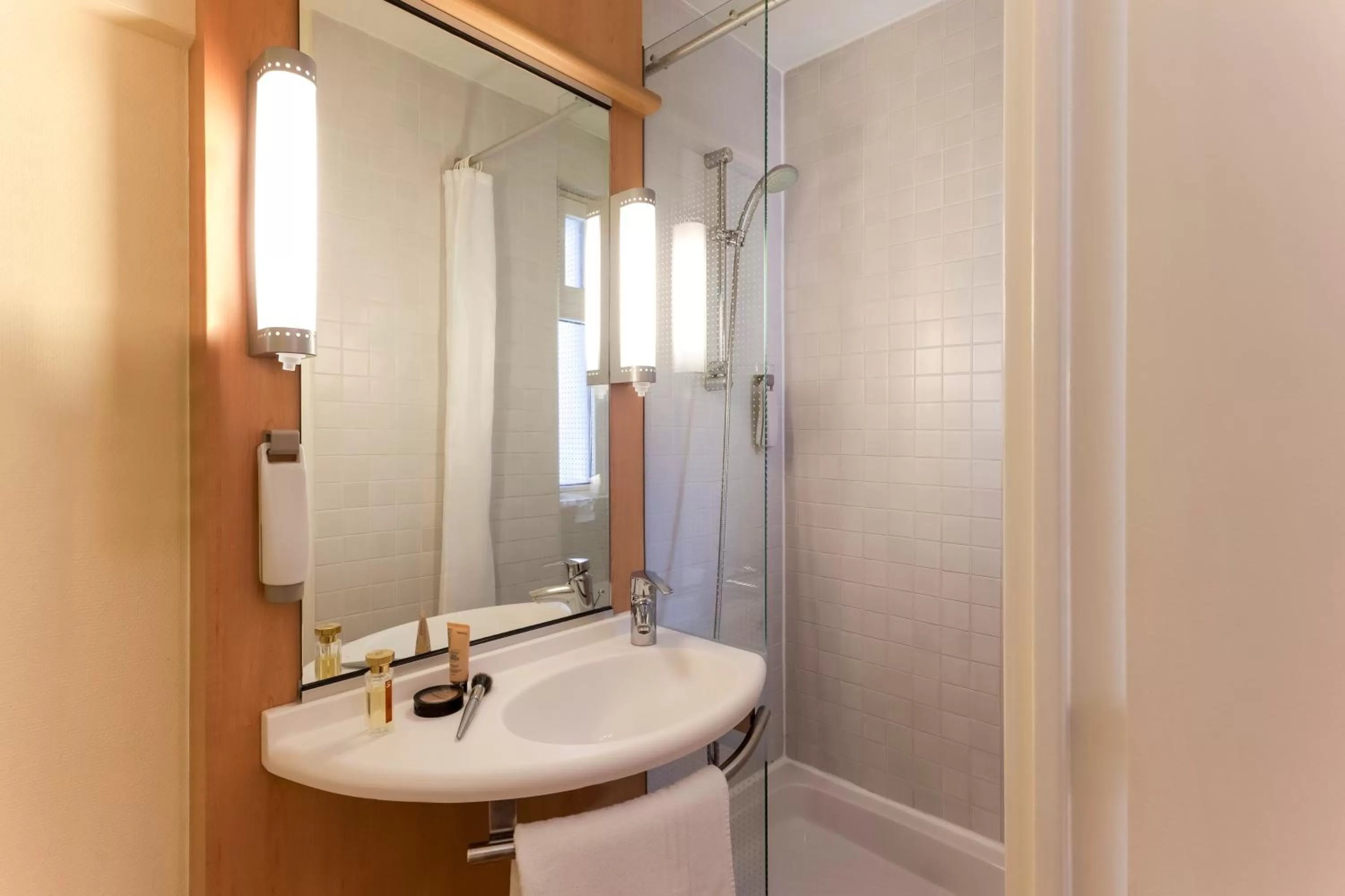Bathroom in Ibis Évry-Courcouronnes