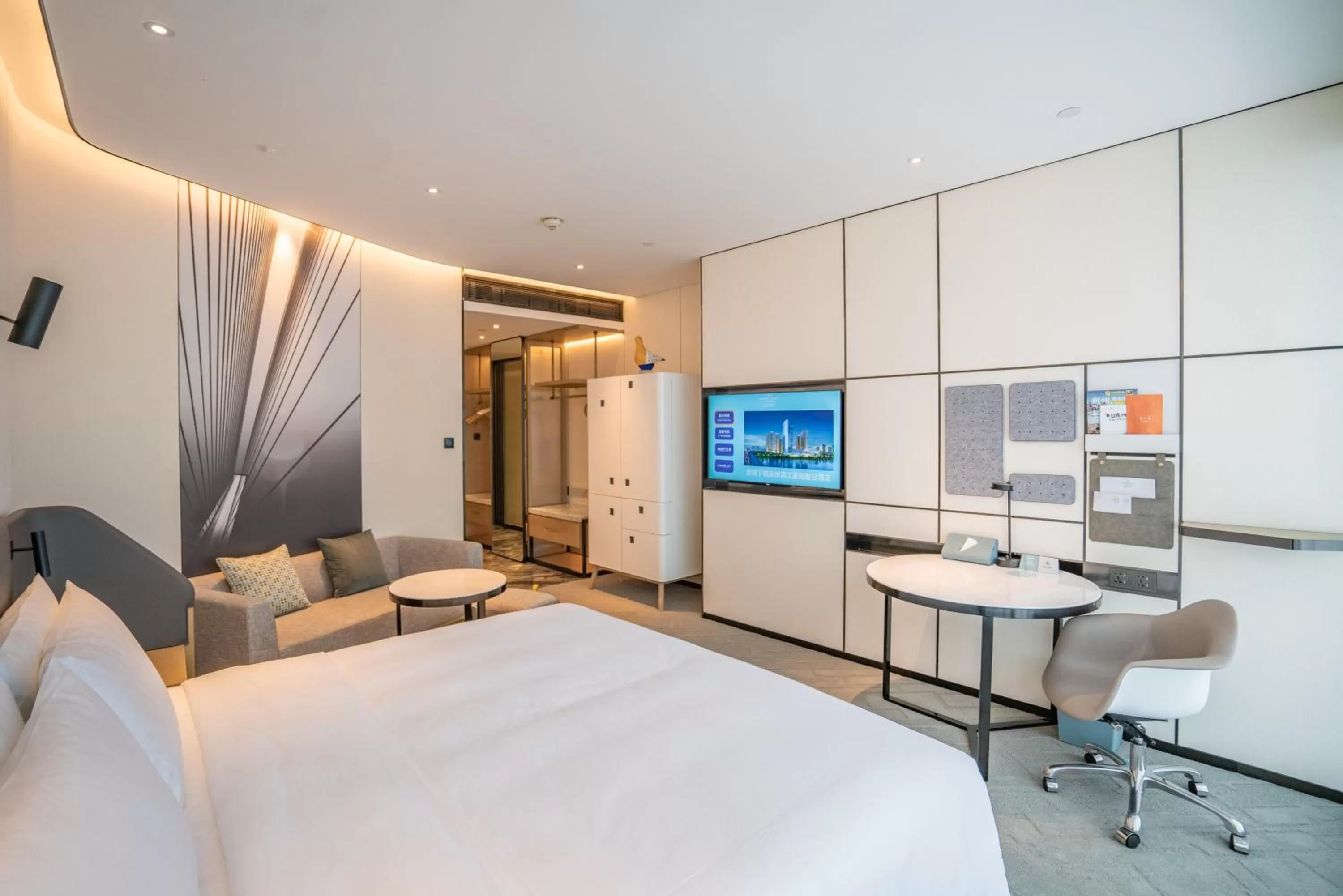 Photo of the whole room, Bed in Crowne Plaza Quanzhou Riverview by IHG