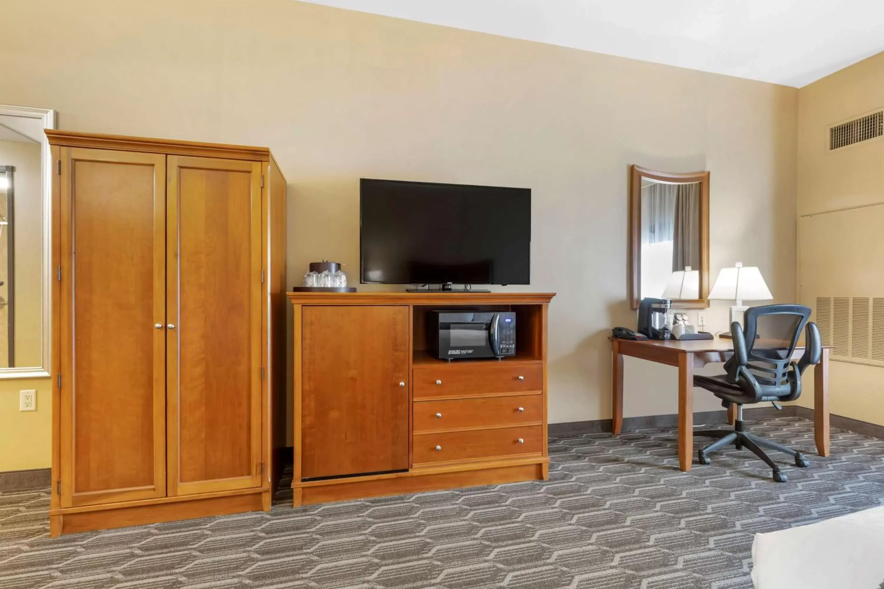 Bedroom, TV/Entertainment Center in Best Western Plus Swiss Chalet Hotel & Suites