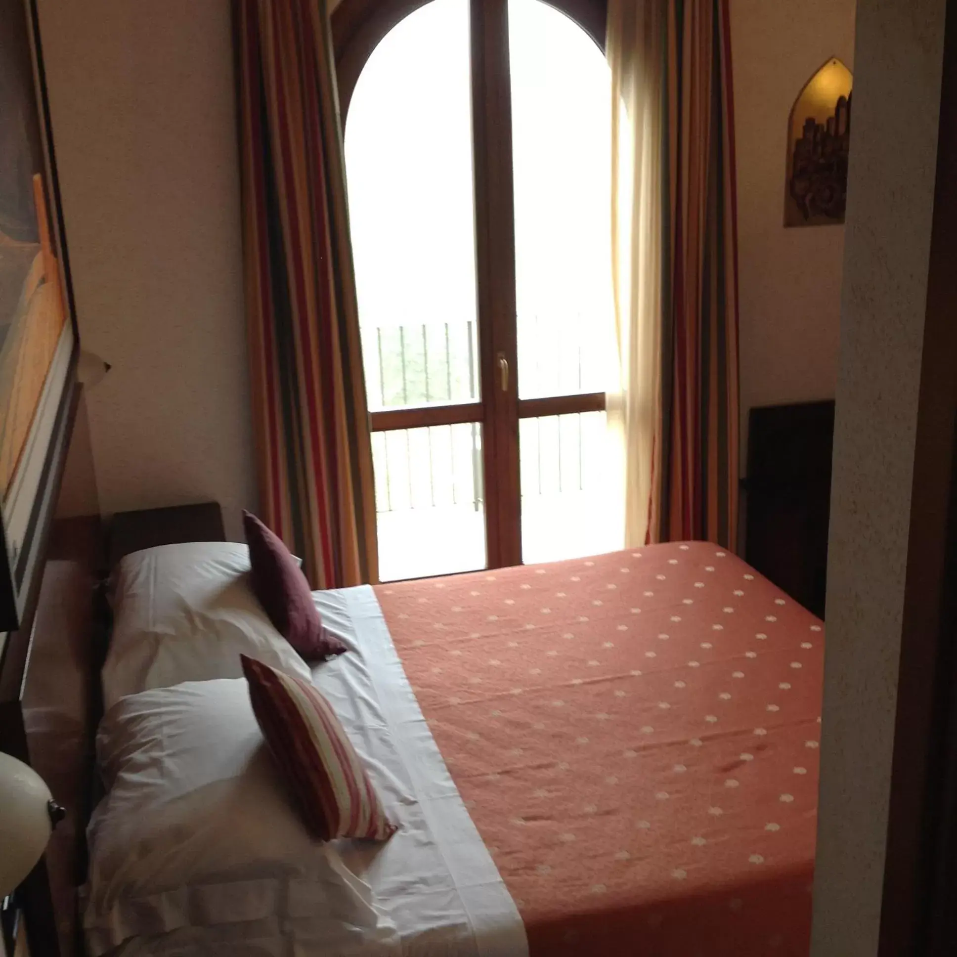 Large Single Room in Hotel Sovestro