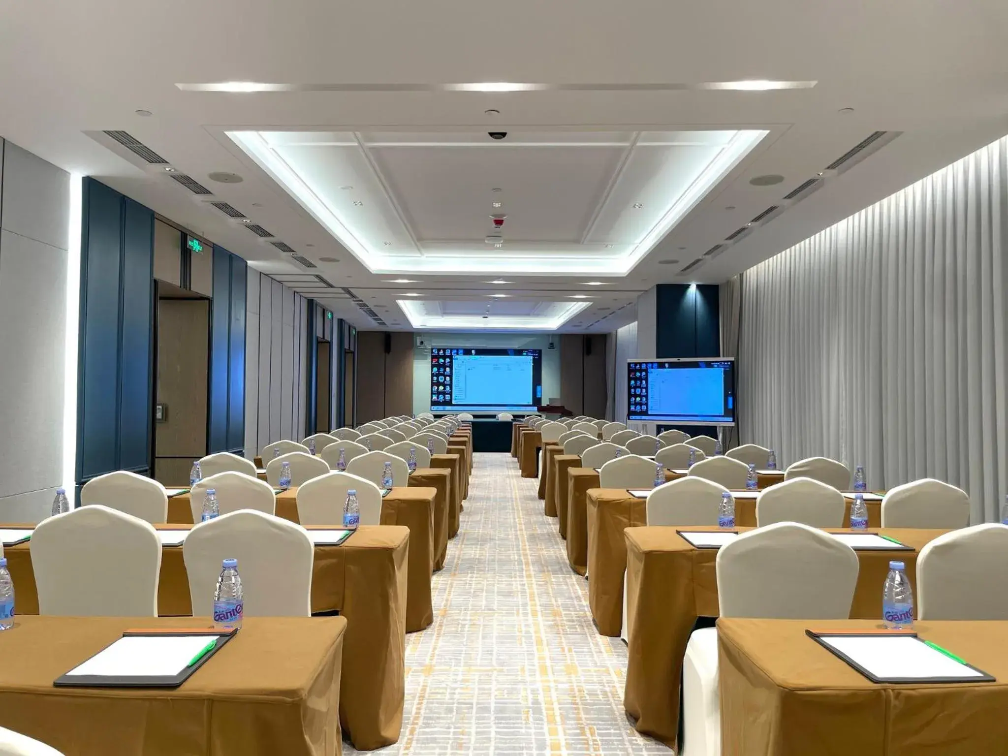 Meeting/conference room in Holiday Inn Zhuhai City Center, an IHG Hotel