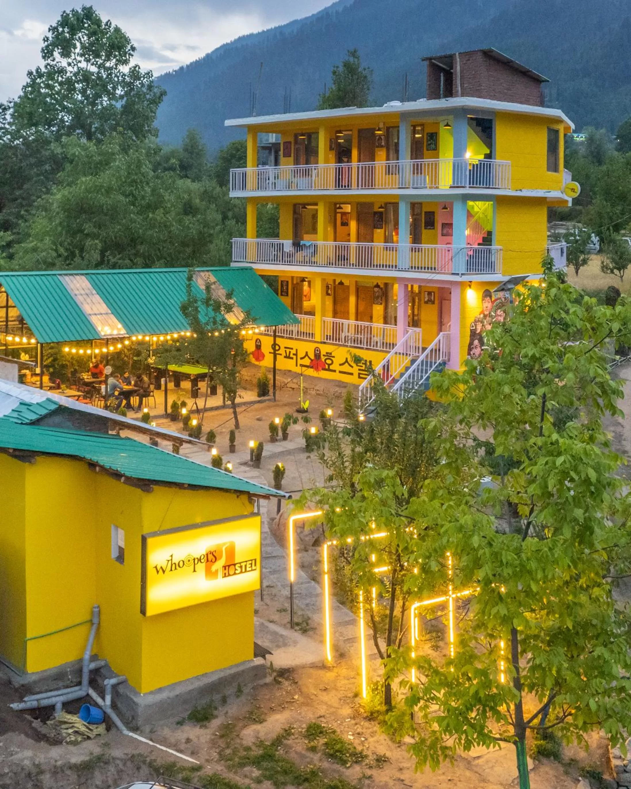 Property building in Whoopers Hostel Manali