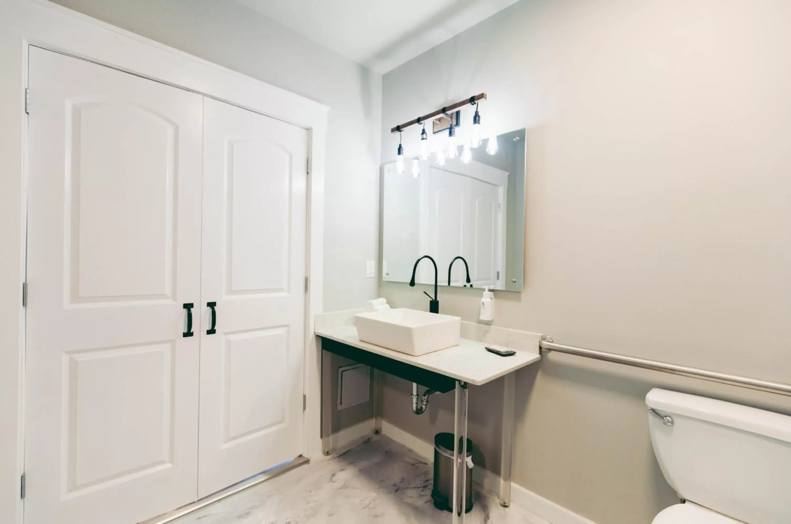 Bathroom in River Sirens Hotel